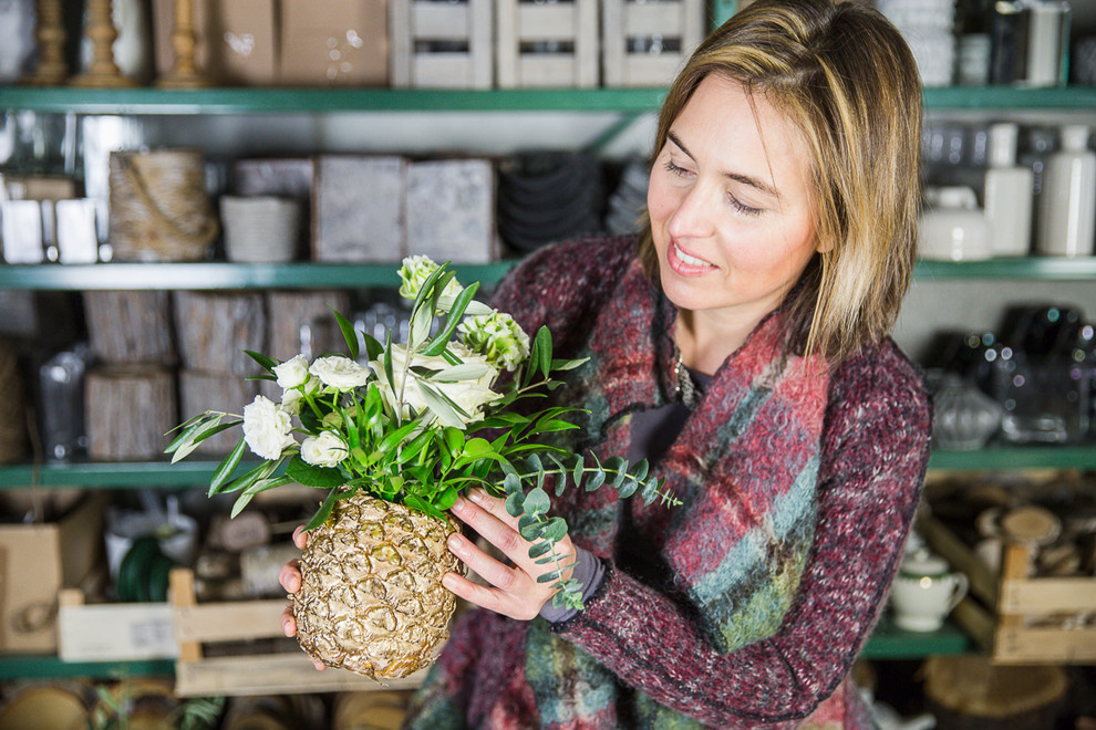 Своими руками: Делаем вазу из ананаса