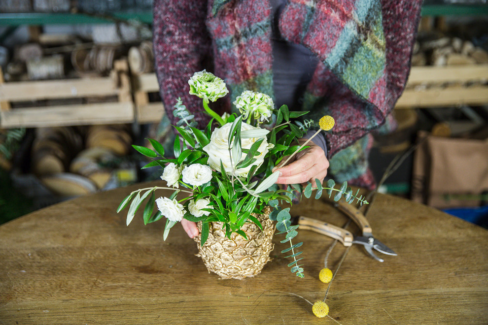 Своими руками: Делаем вазу из ананаса