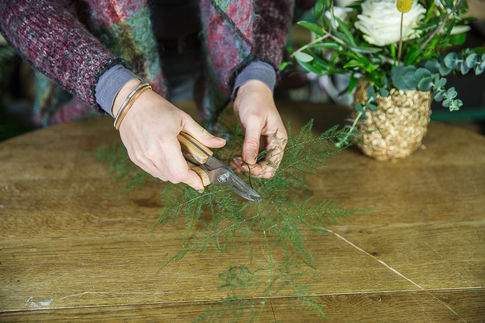 Своими руками: Делаем вазу из ананаса