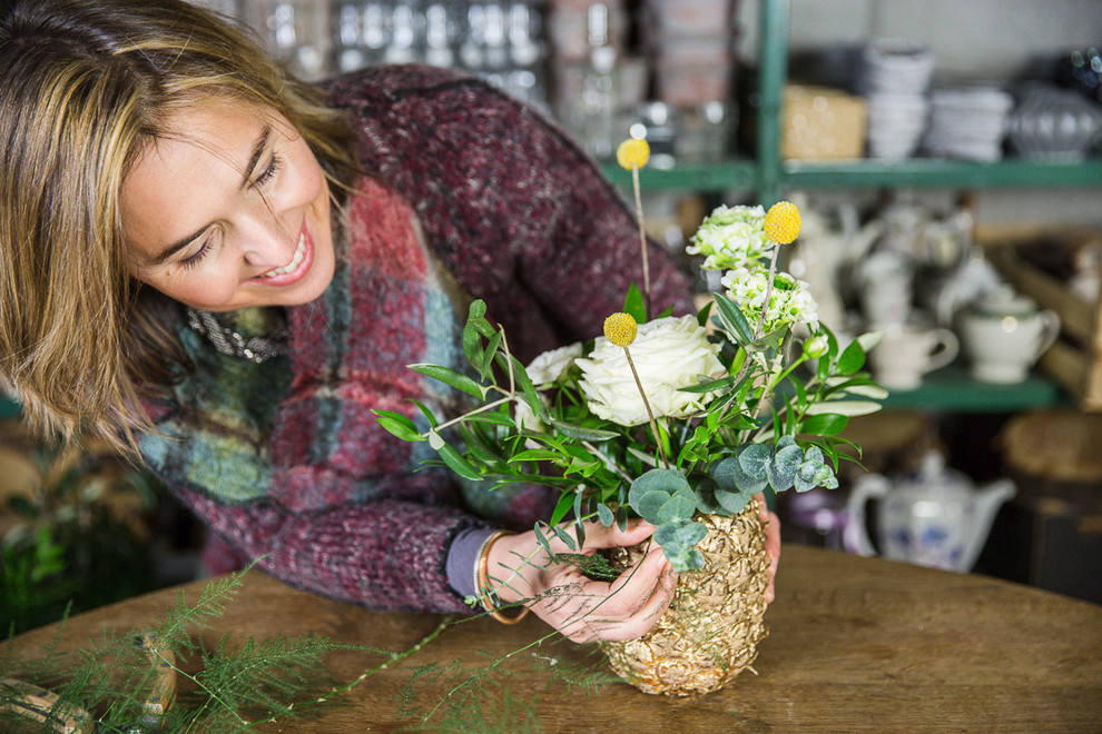 Своими руками: Делаем вазу из ананаса