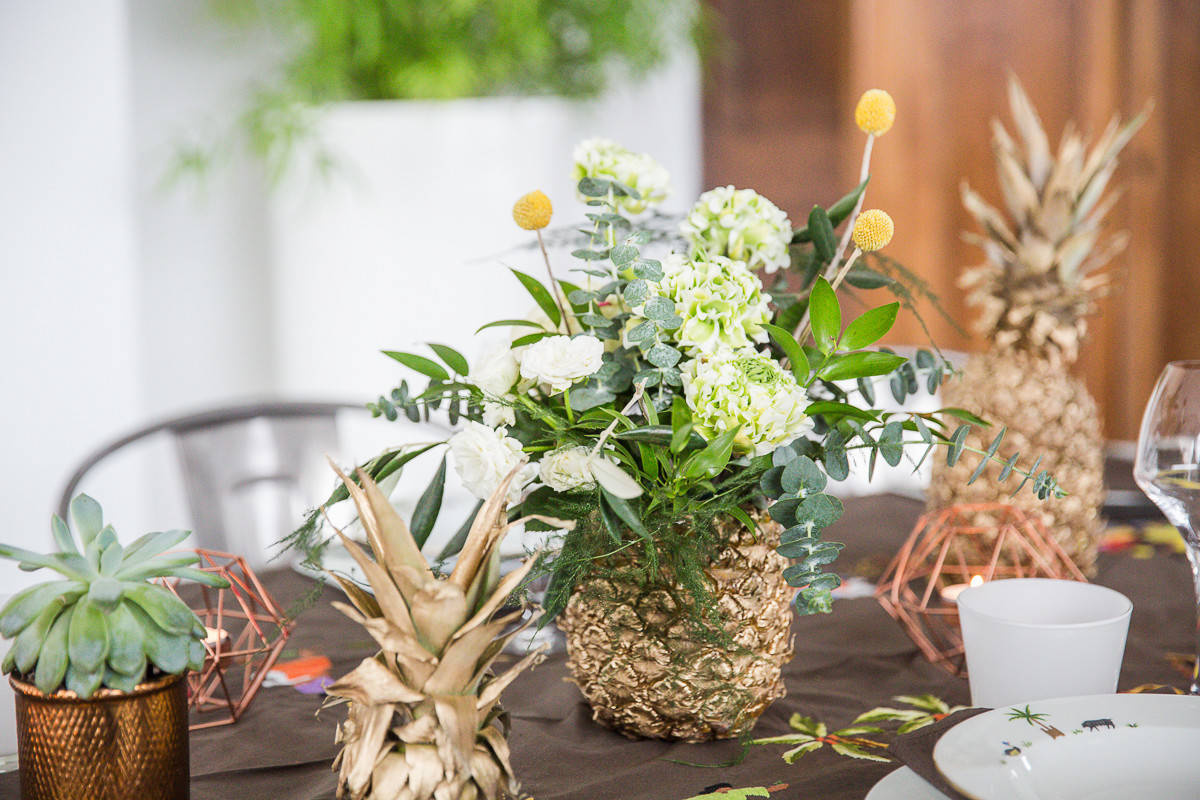 Своими руками: Делаем вазу из ананаса