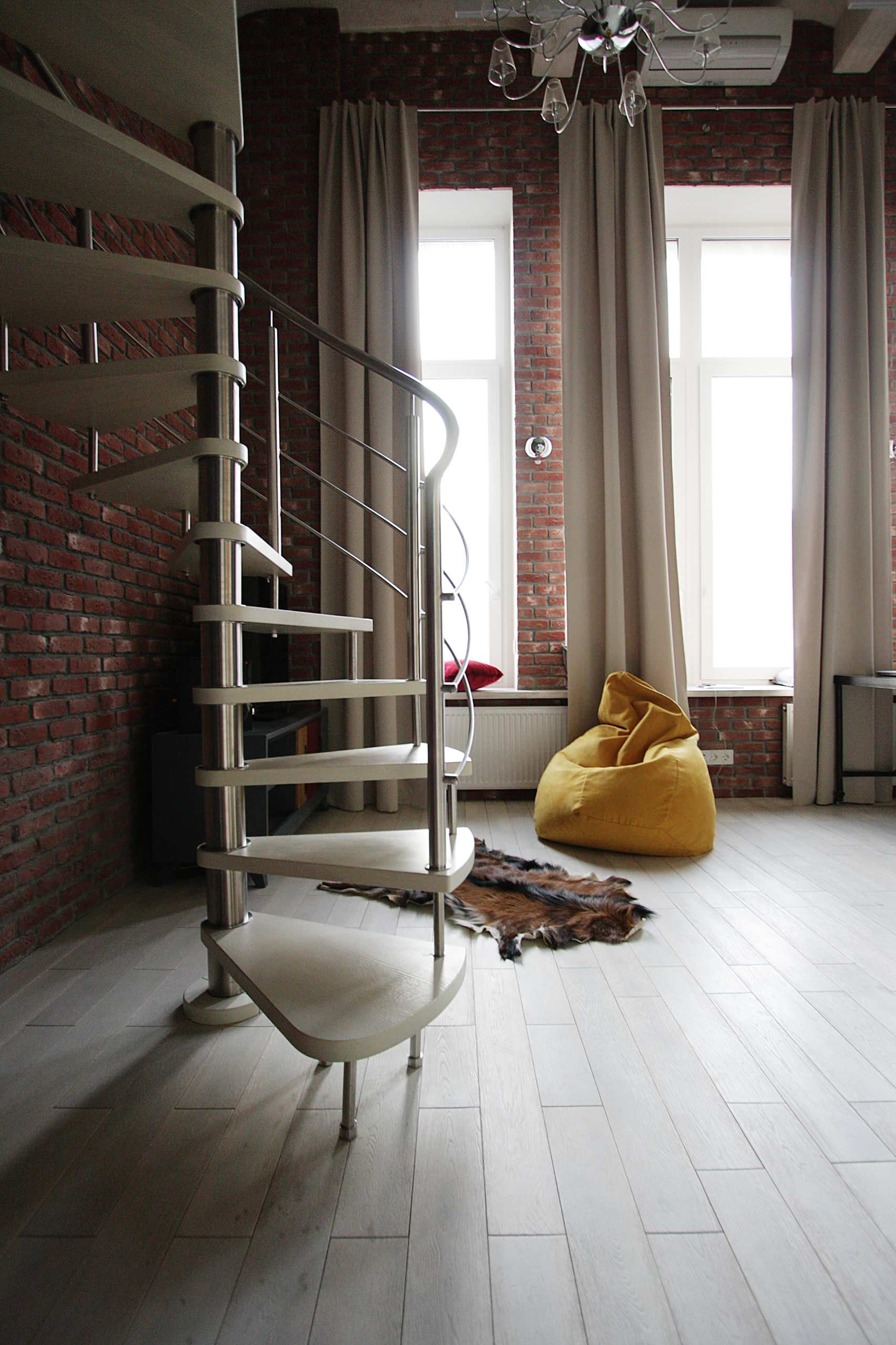 Houzz тур: Двухъярусный лофт с мебелью российских дизайнеров