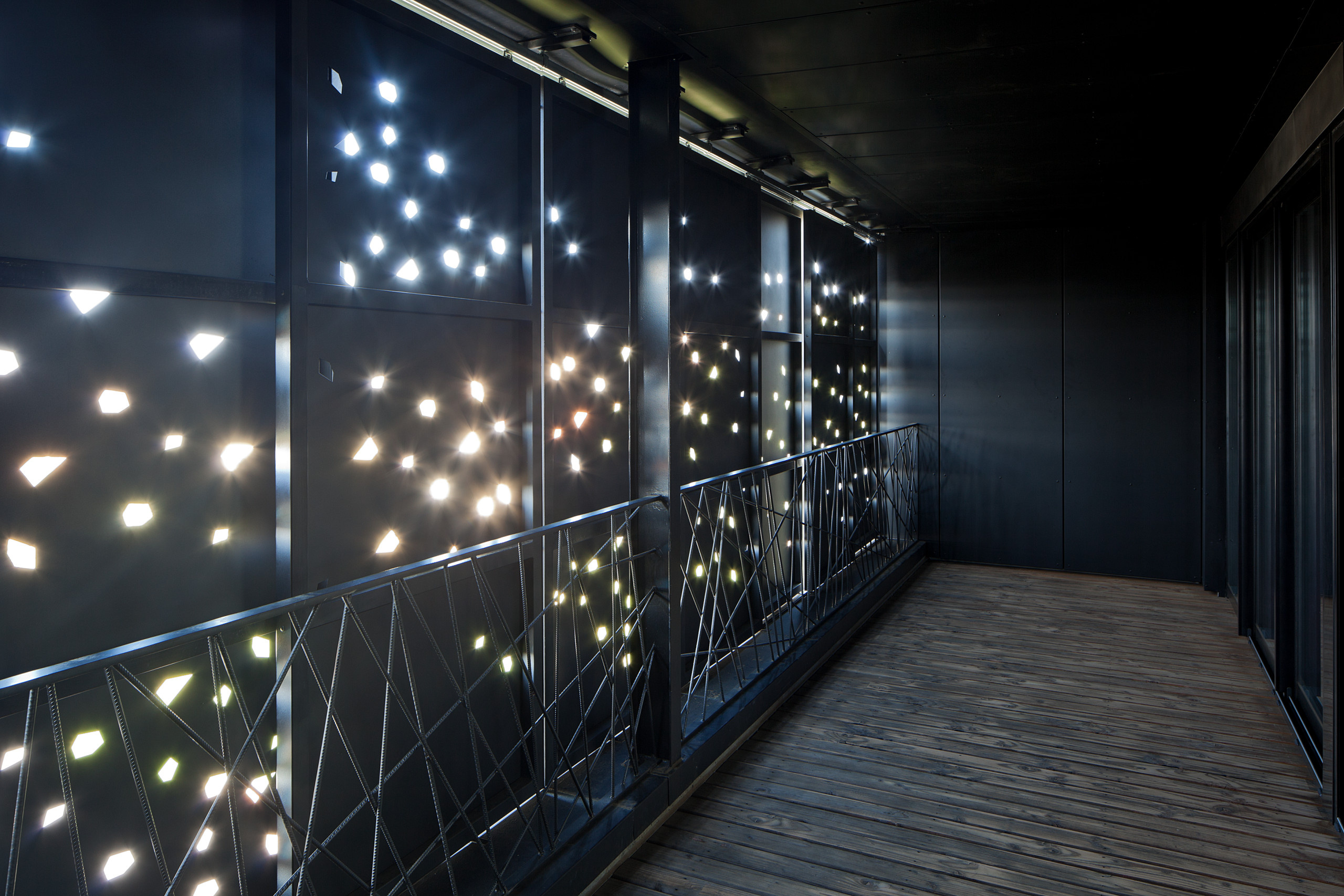 Темный фасад: Признак пессимизма или прогресса?