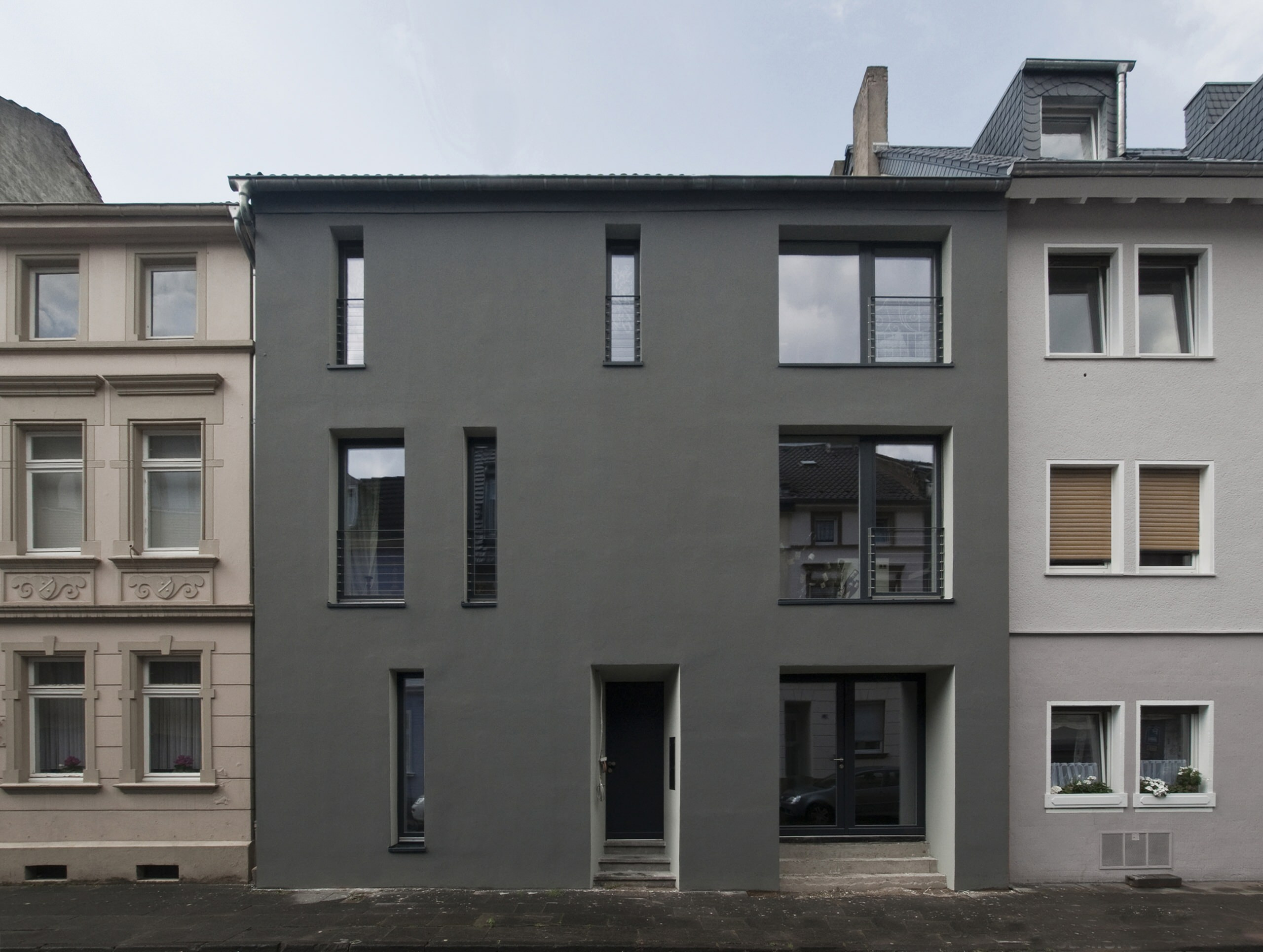 Темный фасад: Признак пессимизма или прогресса?