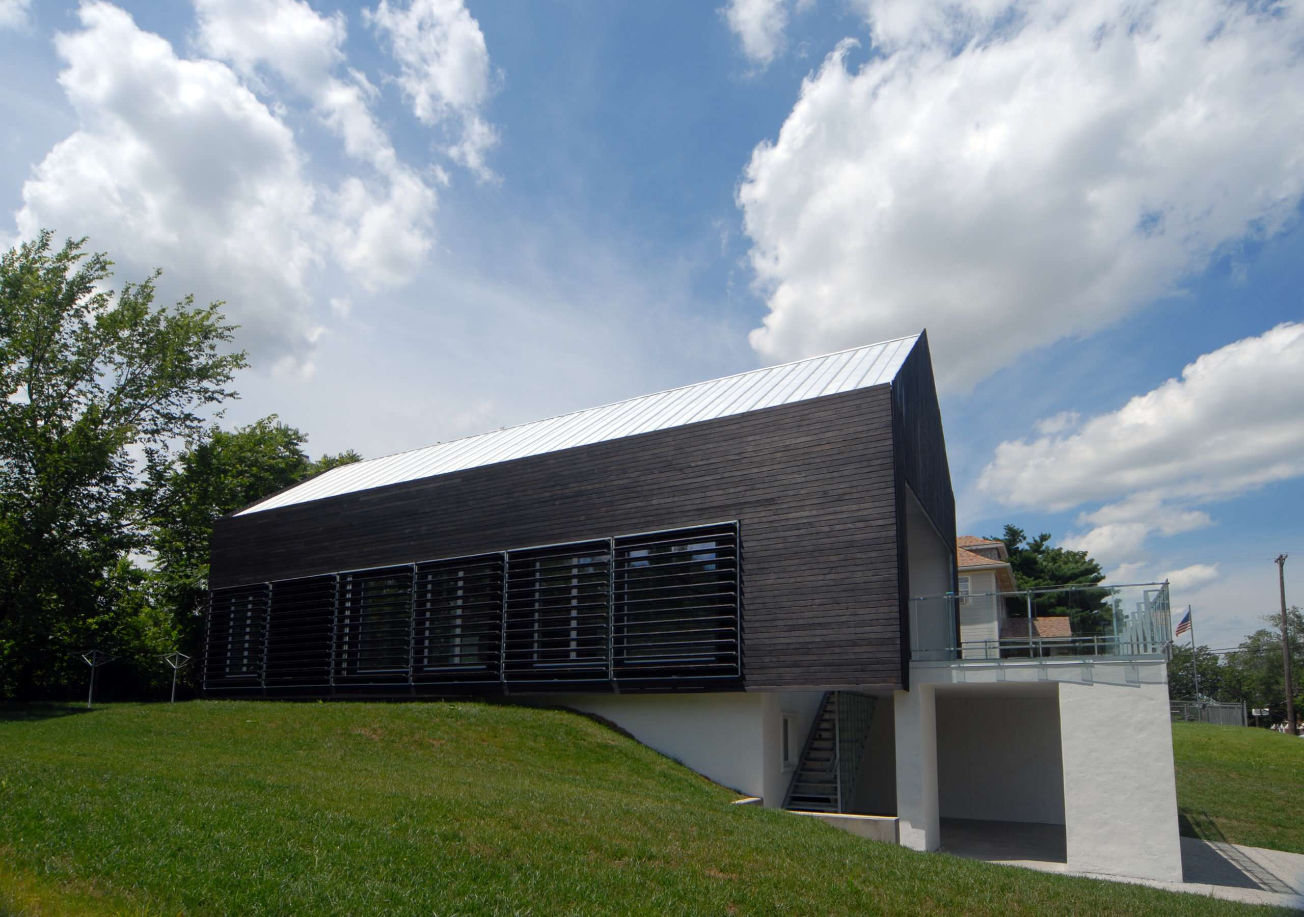 Темный фасад: Признак пессимизма или прогресса?