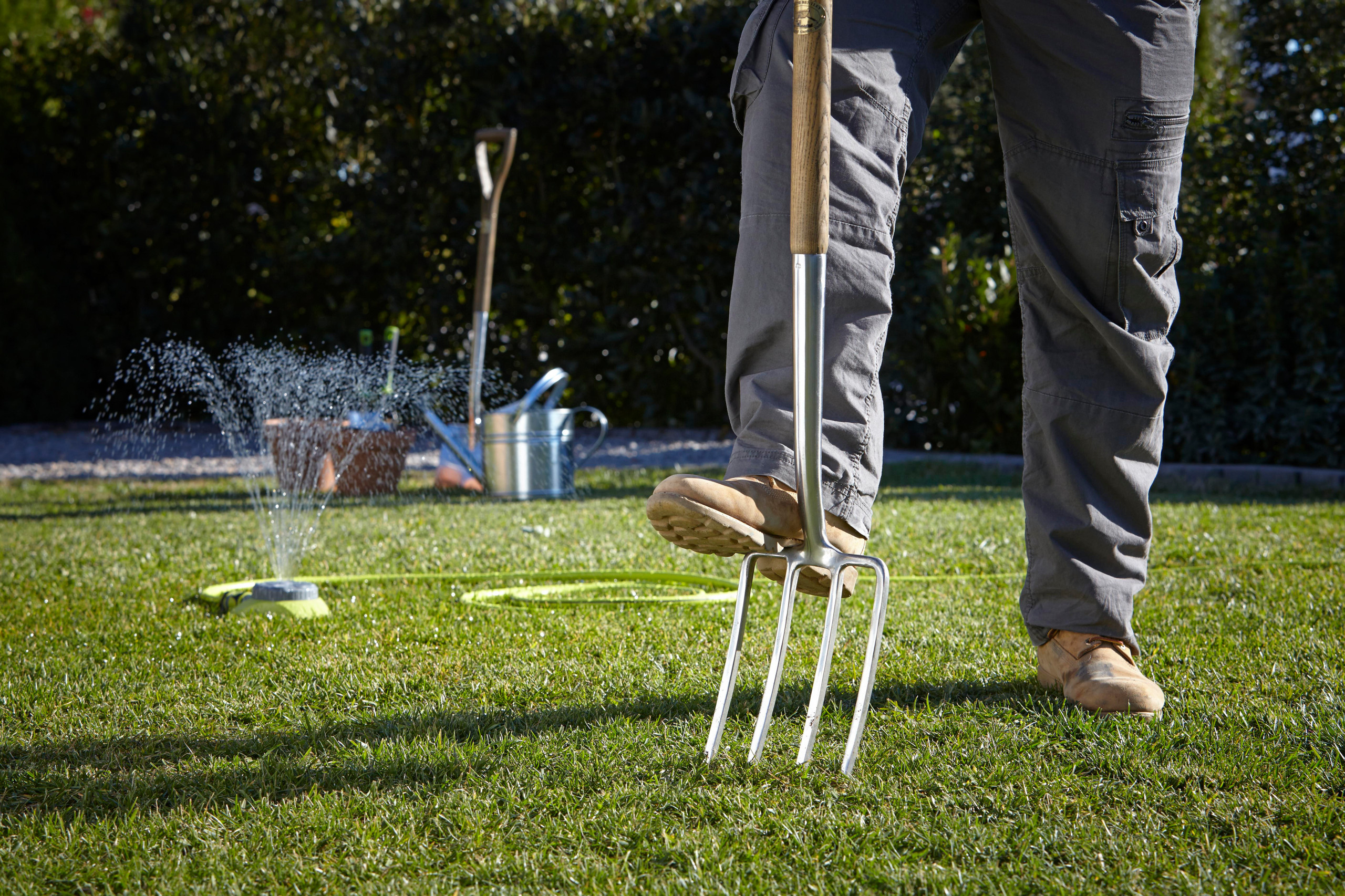 Как правильно: Отдыхать в саду, работая физически