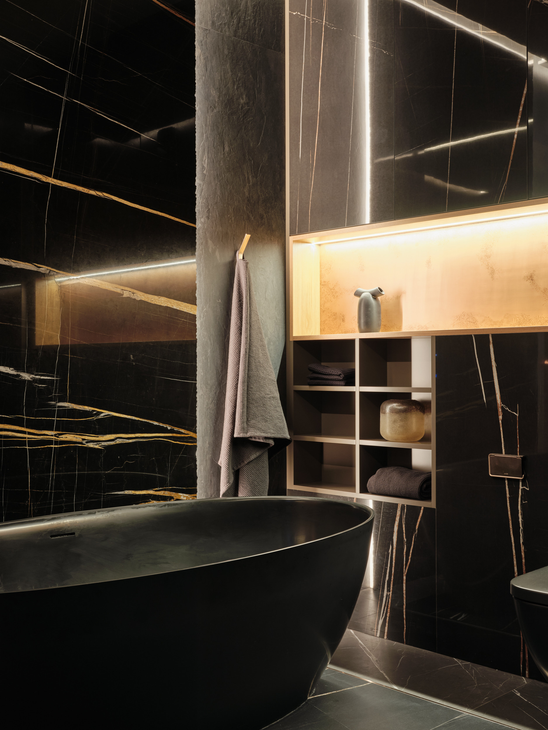 Проект недели: Черная ванная комната с медной сантехникой