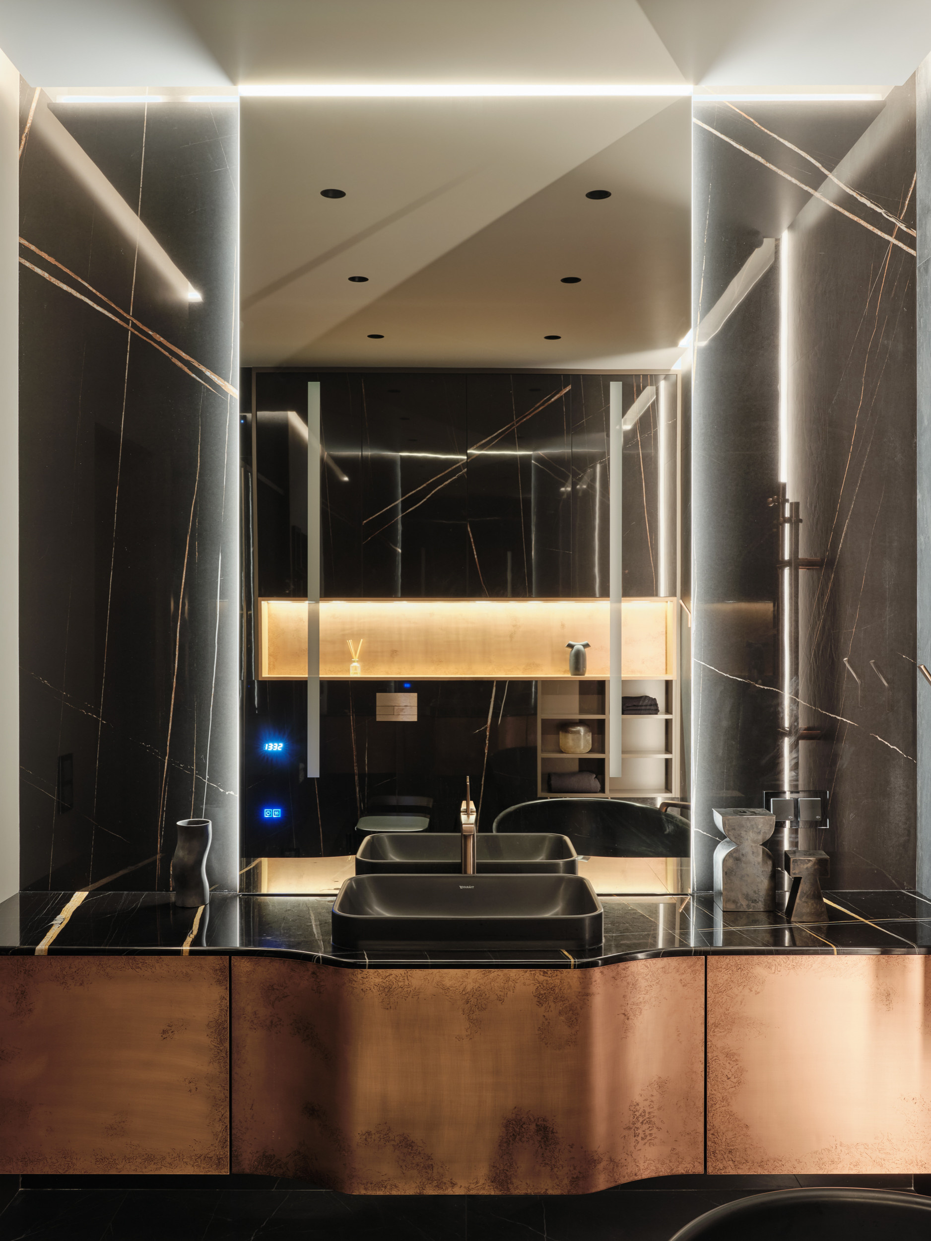 Проект недели: Черная ванная комната с медной сантехникой