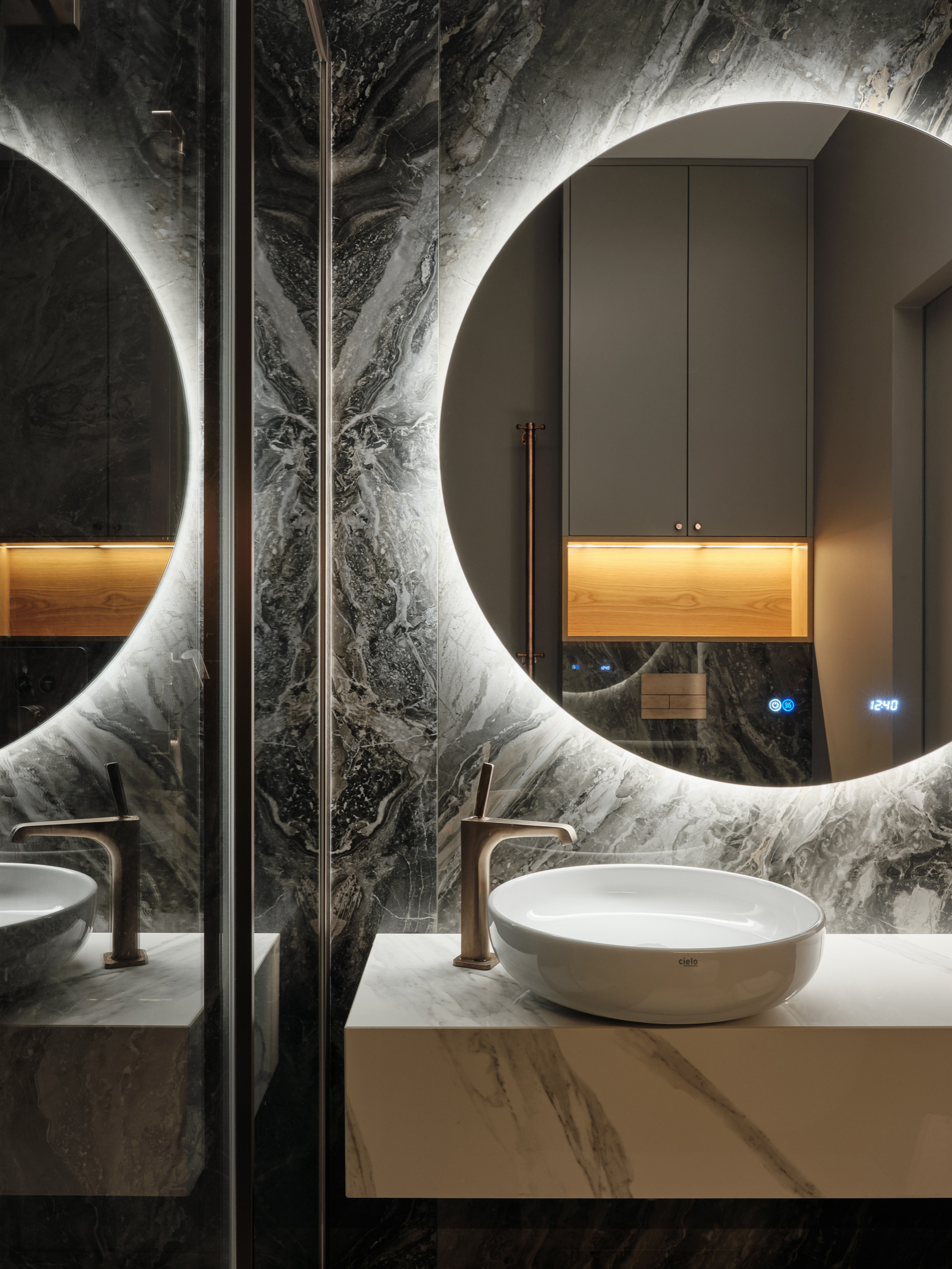 Проект недели: Черная ванная комната с медной сантехникой