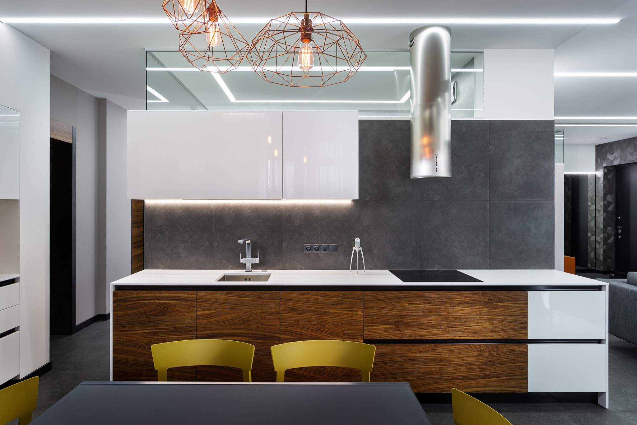 Houzz Украина: Лаконичный интерьер с игрой света и телевизорами