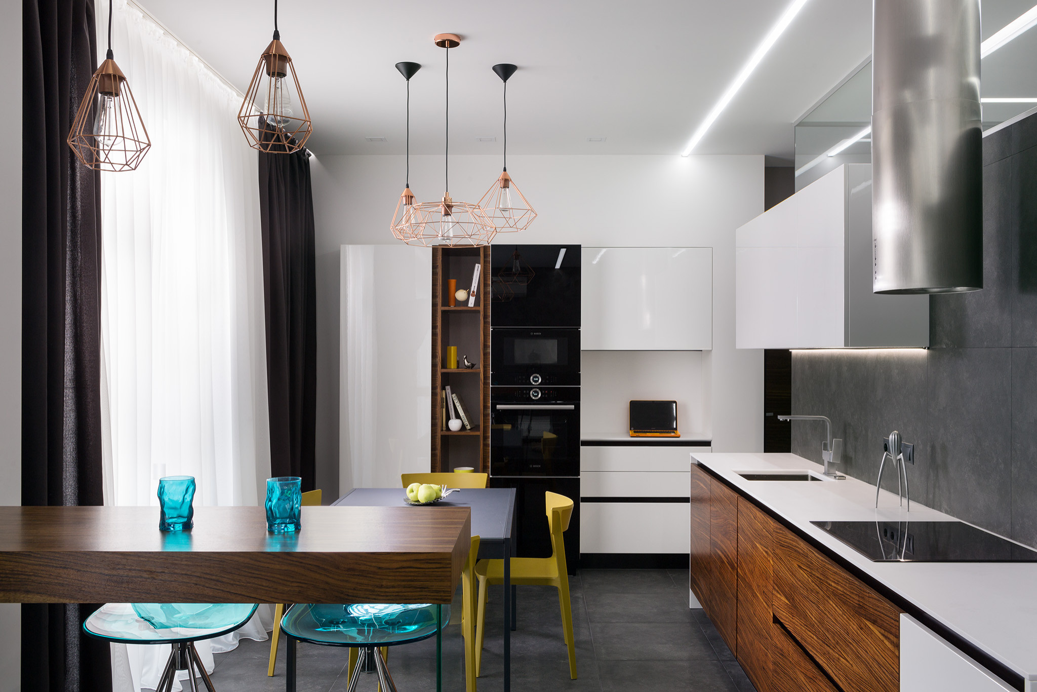 Houzz Украина: Лаконичный интерьер с игрой света и телевизорами