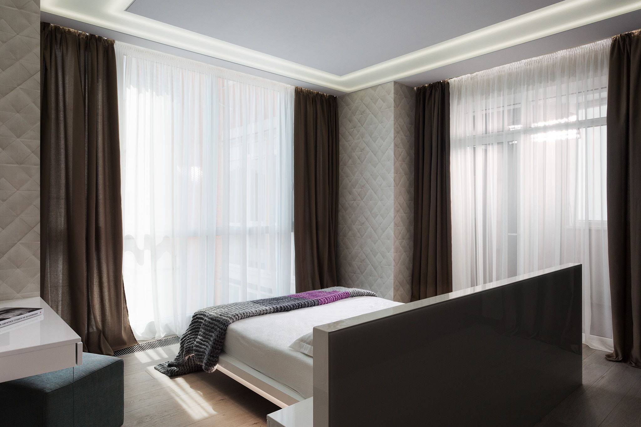 Houzz Украина: Лаконичный интерьер с игрой света и телевизорами