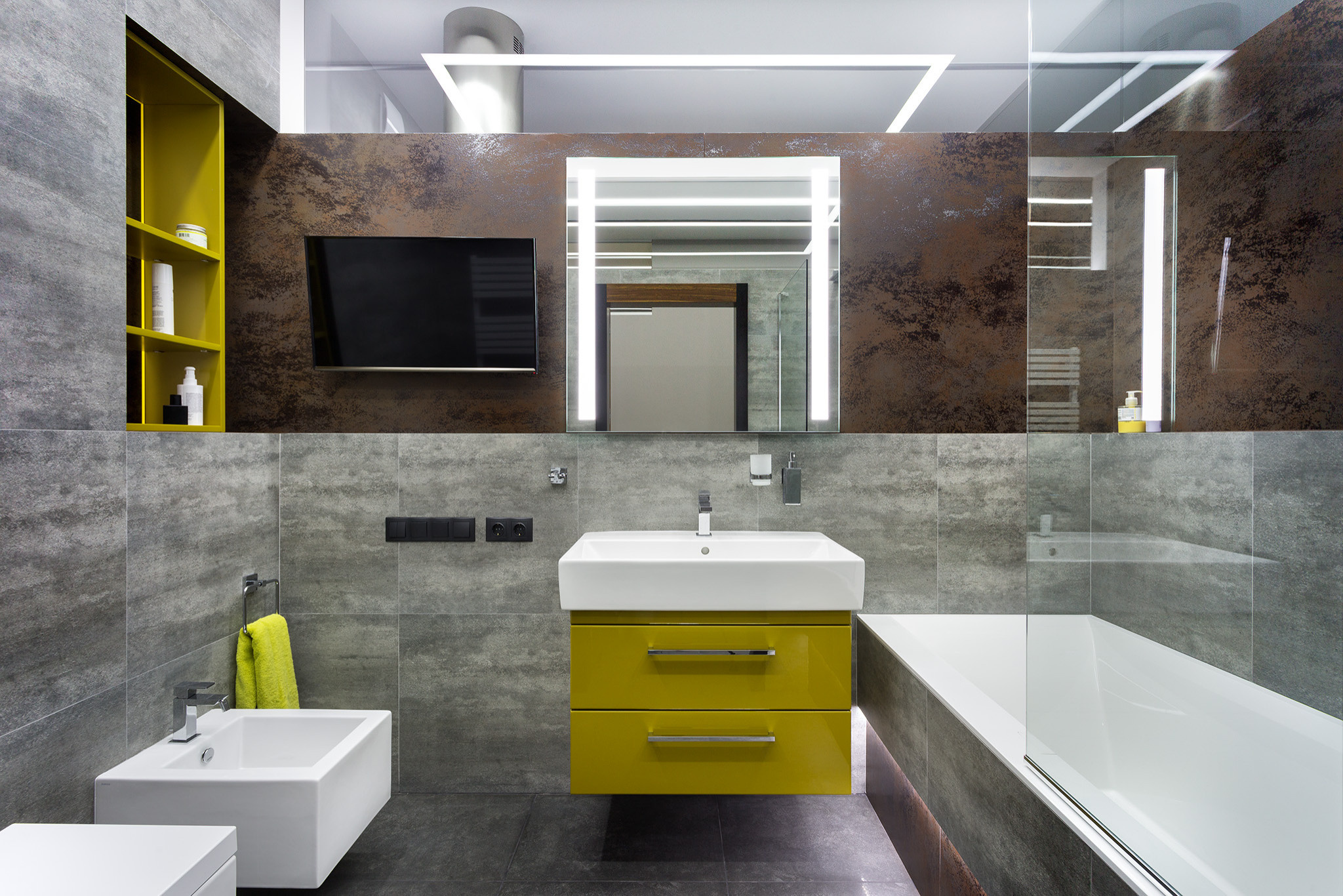 Houzz Украина: Лаконичный интерьер с игрой света и телевизорами