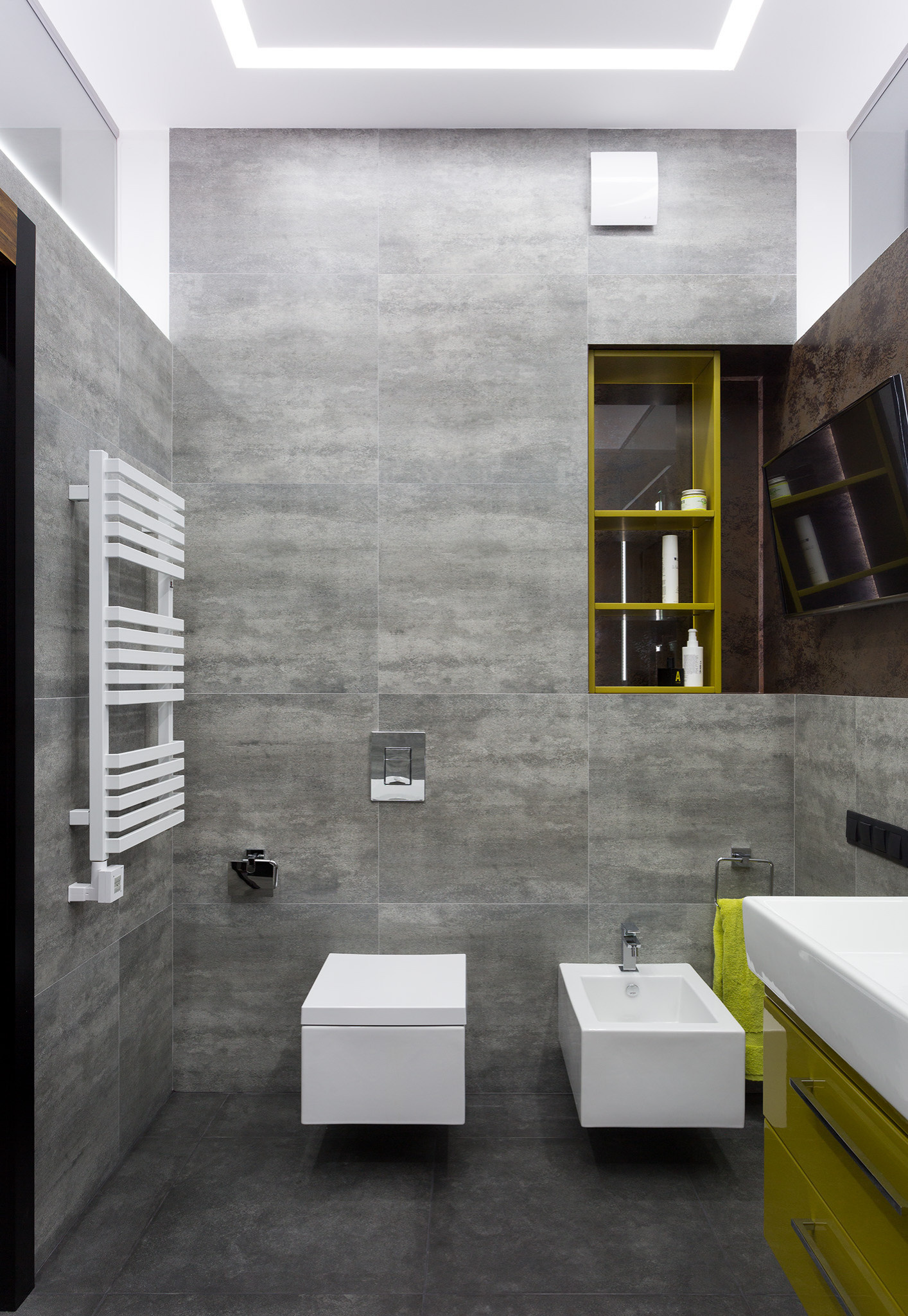 Houzz Украина: Лаконичный интерьер с игрой света и телевизорами