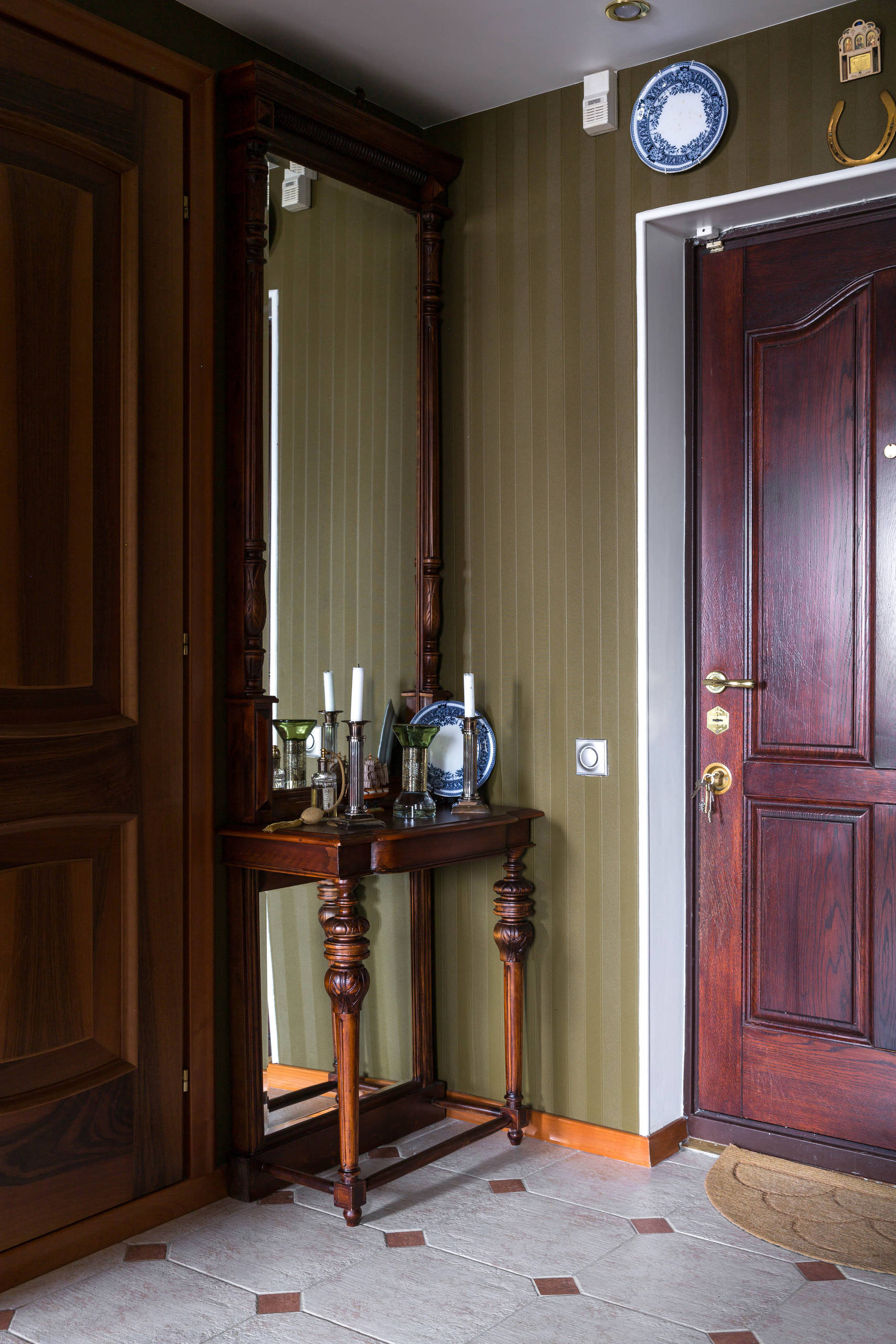 В гостях: Квартира юного ценителя антиквариата