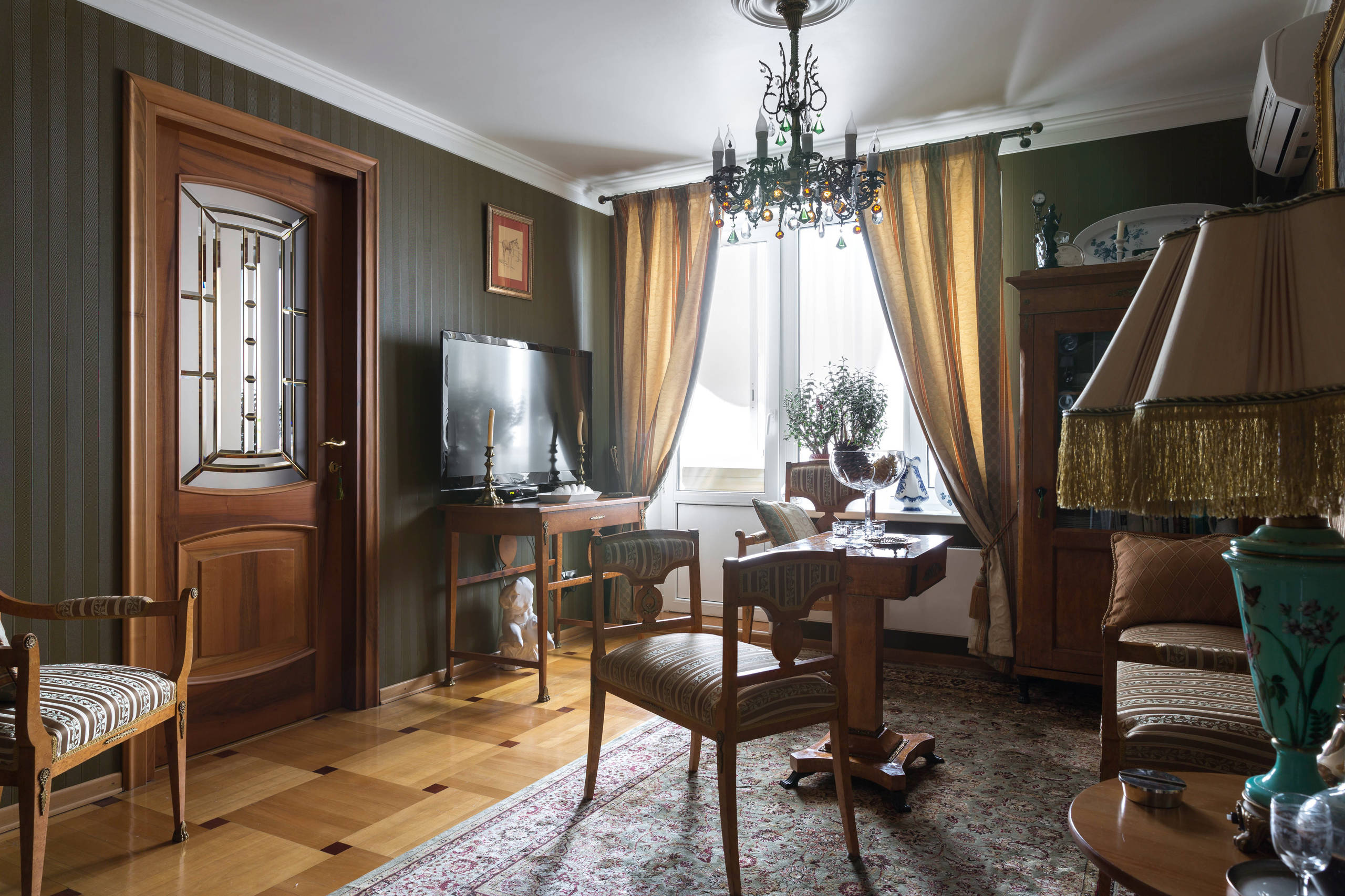 В гостях: Квартира юного ценителя антиквариата