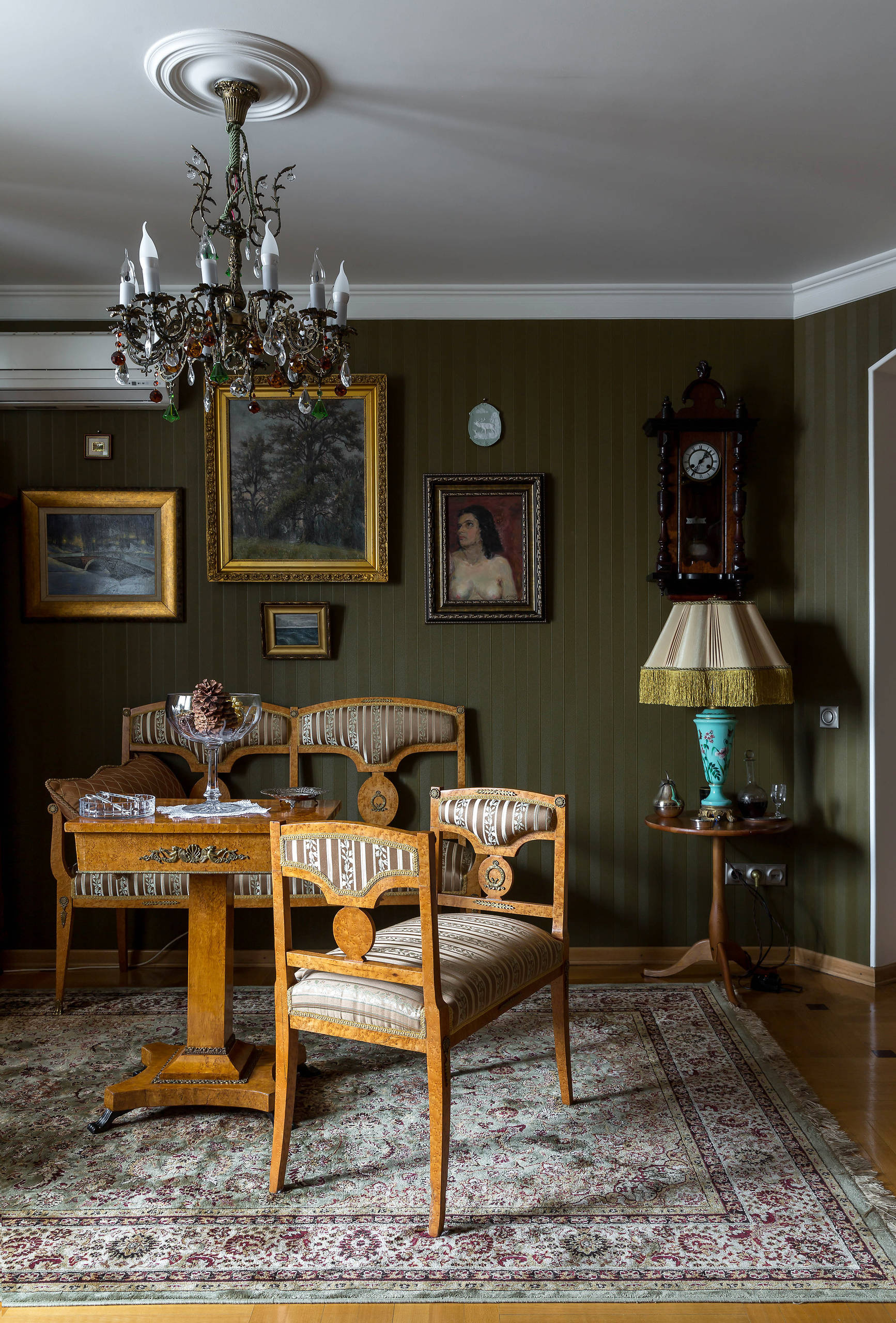 В гостях: Квартира юного ценителя антиквариата