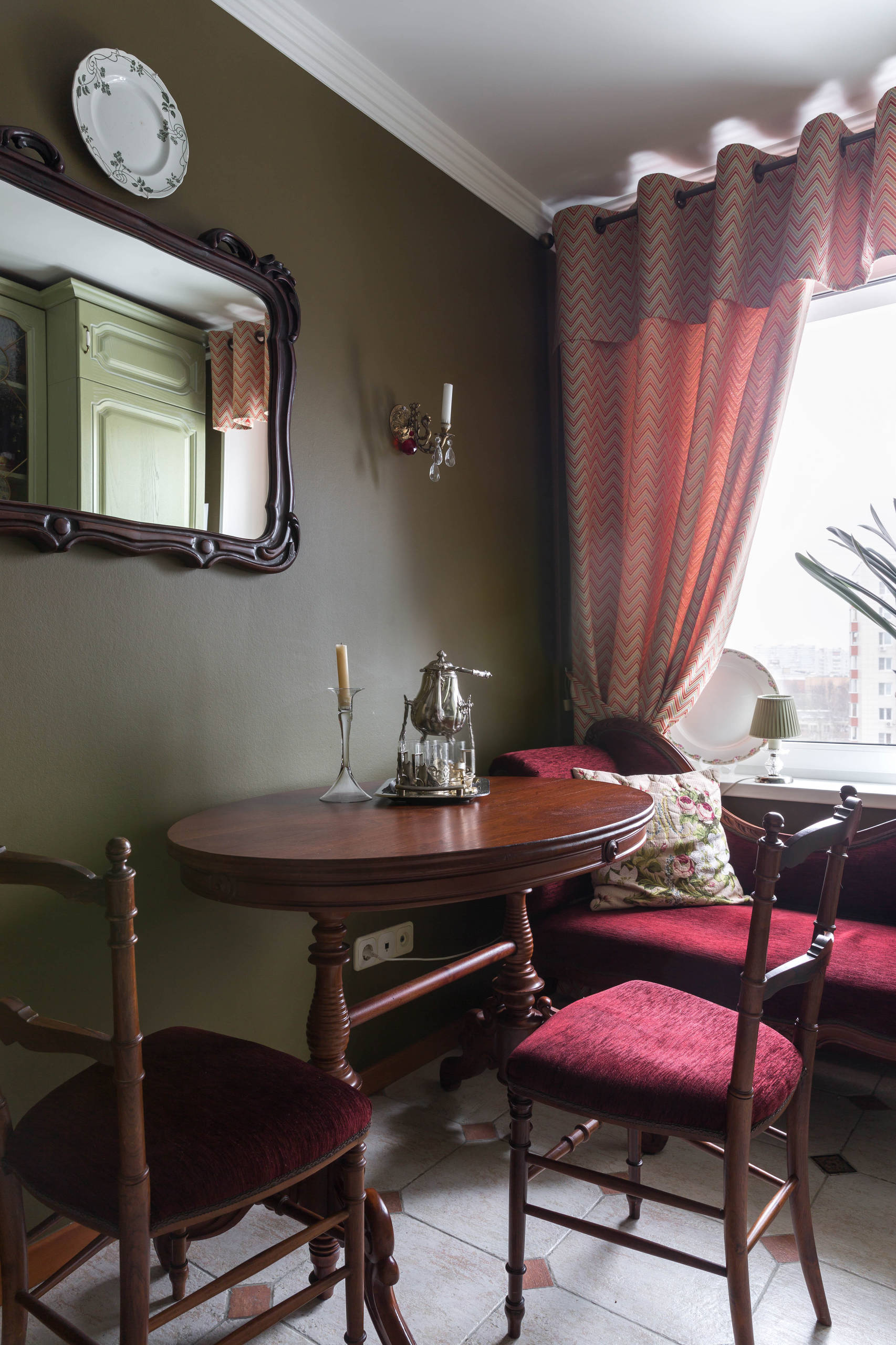 В гостях: Квартира юного ценителя антиквариата