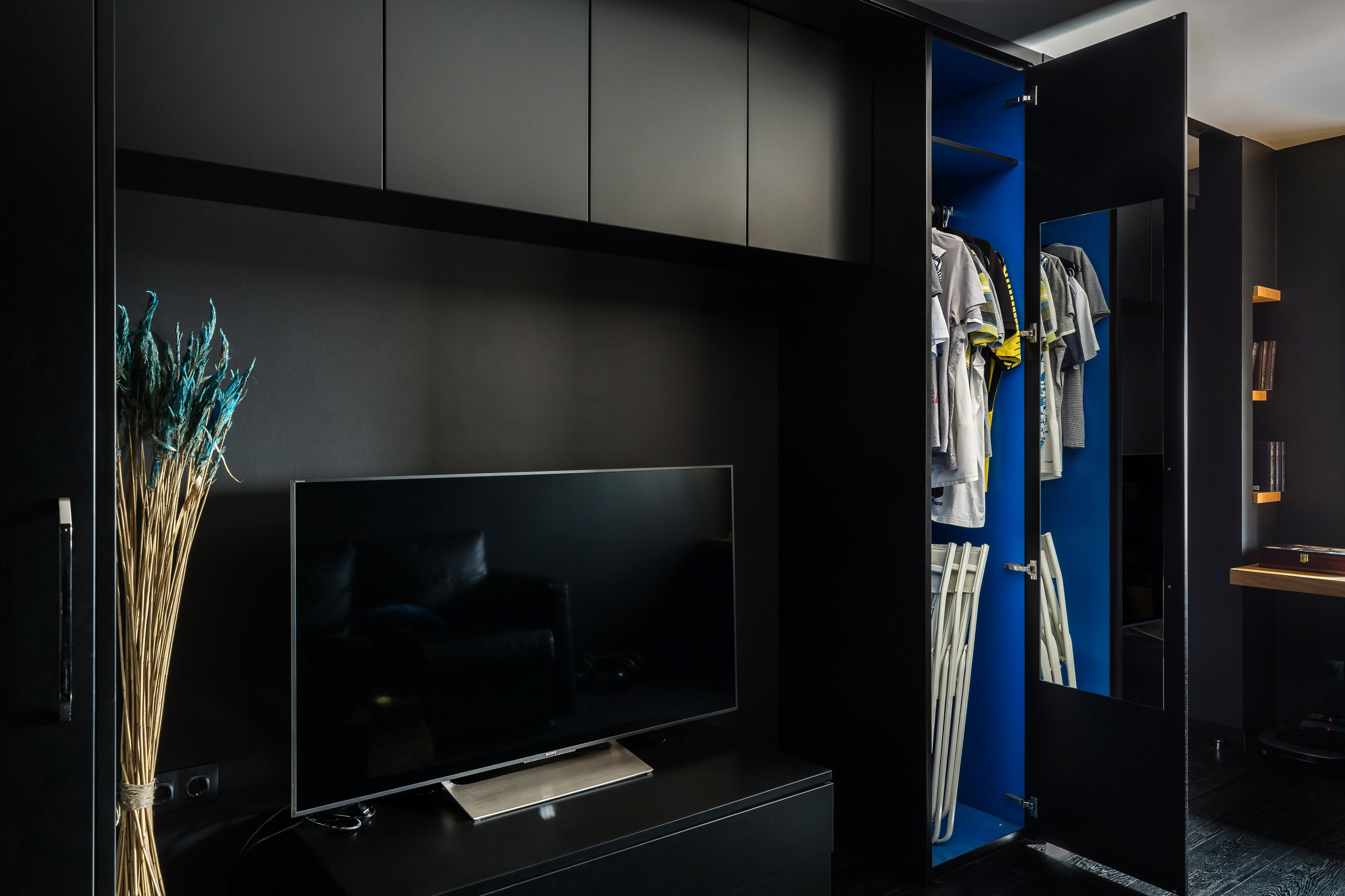 Houzz тур: Черная квартира для молодого заказчика