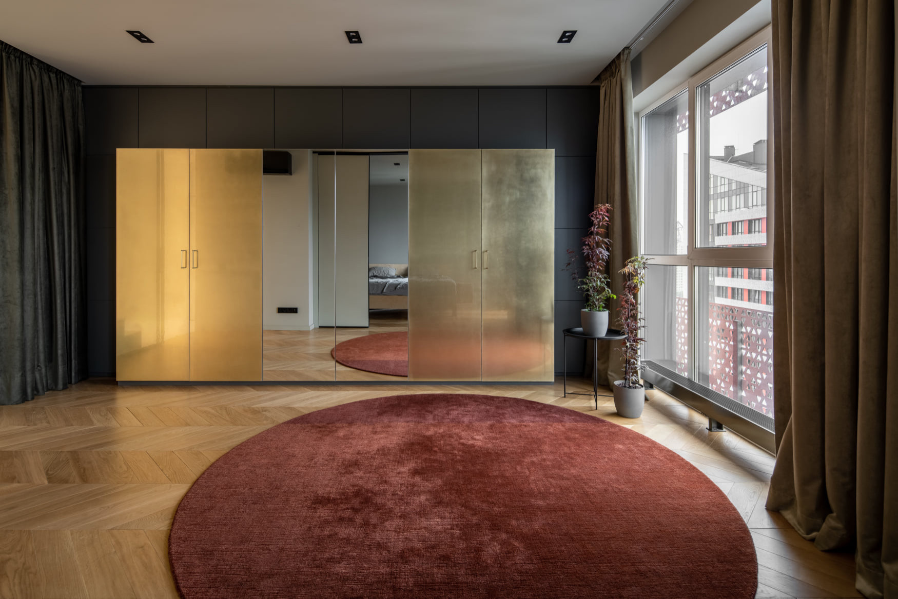 Houzz Украина: Двухуровневая квартира с латунным шкафом