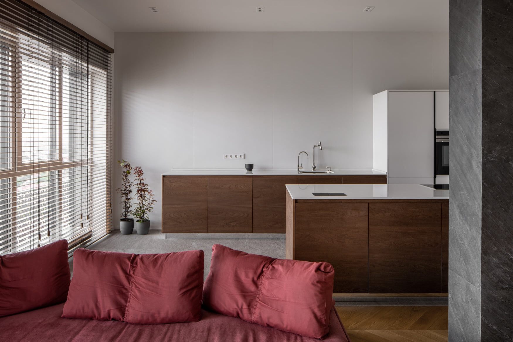 Houzz Украина: Двухуровневая квартира с латунным шкафом