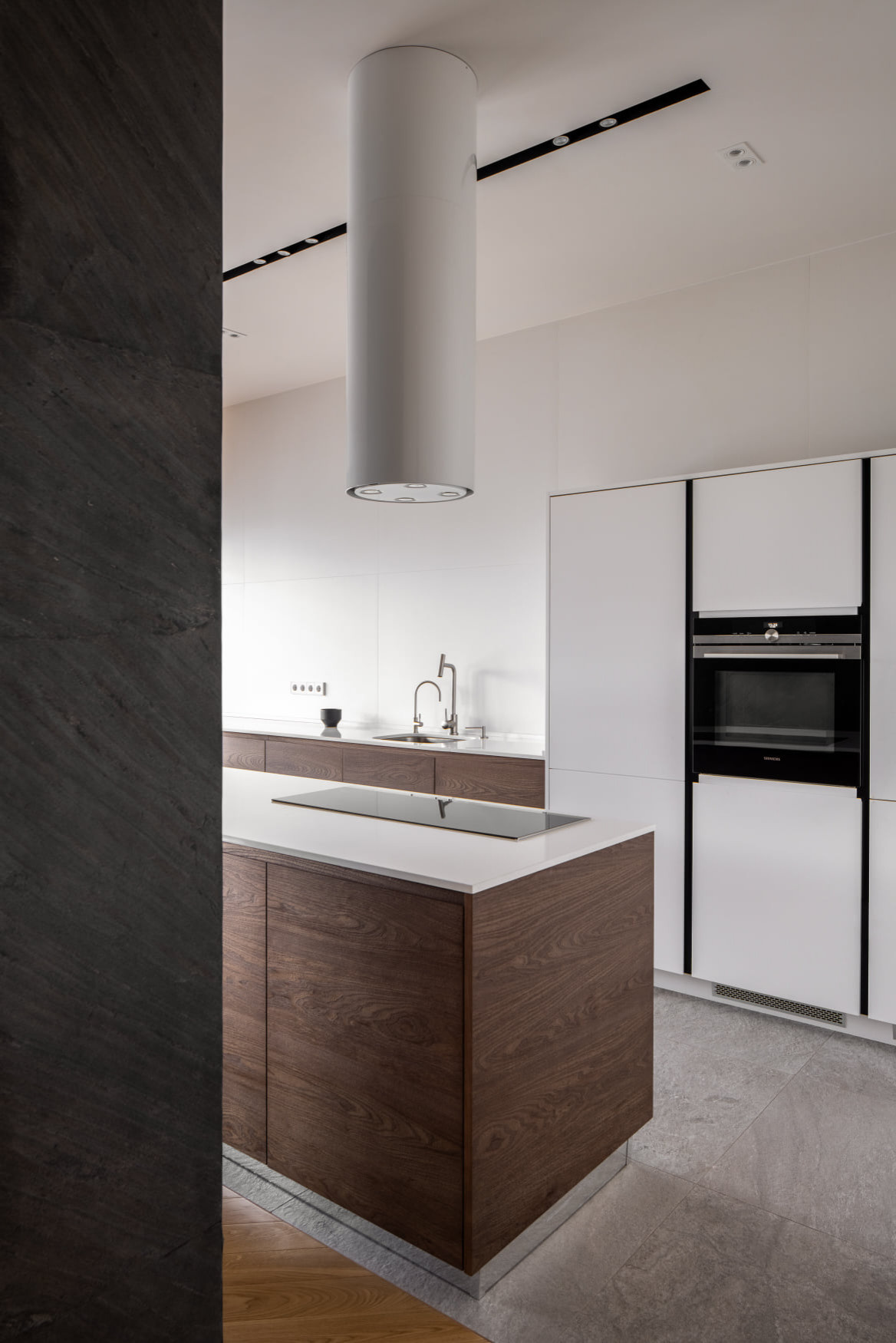 Houzz Украина: Двухуровневая квартира с латунным шкафом