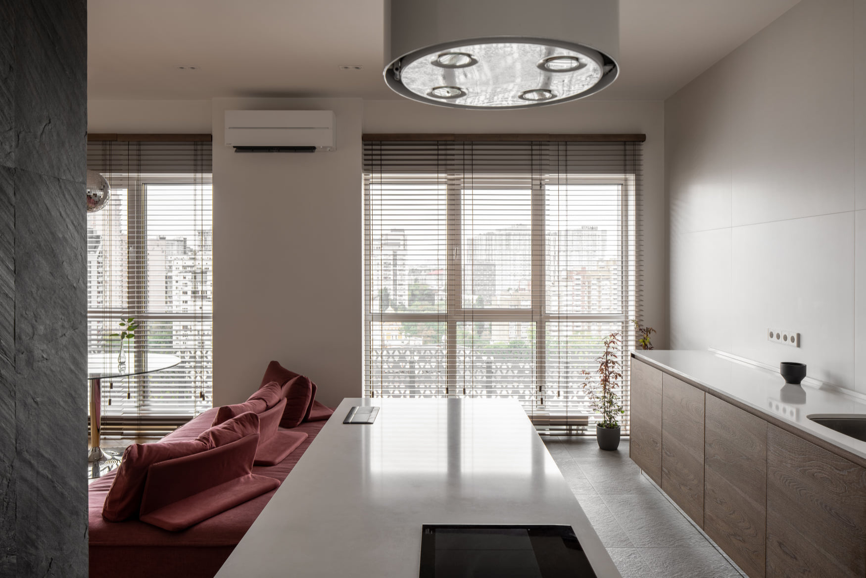 Houzz Украина: Двухуровневая квартира с латунным шкафом