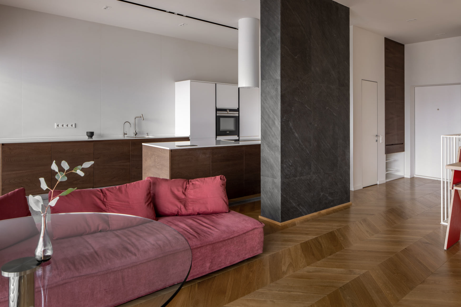 Houzz Украина: Двухуровневая квартира с латунным шкафом