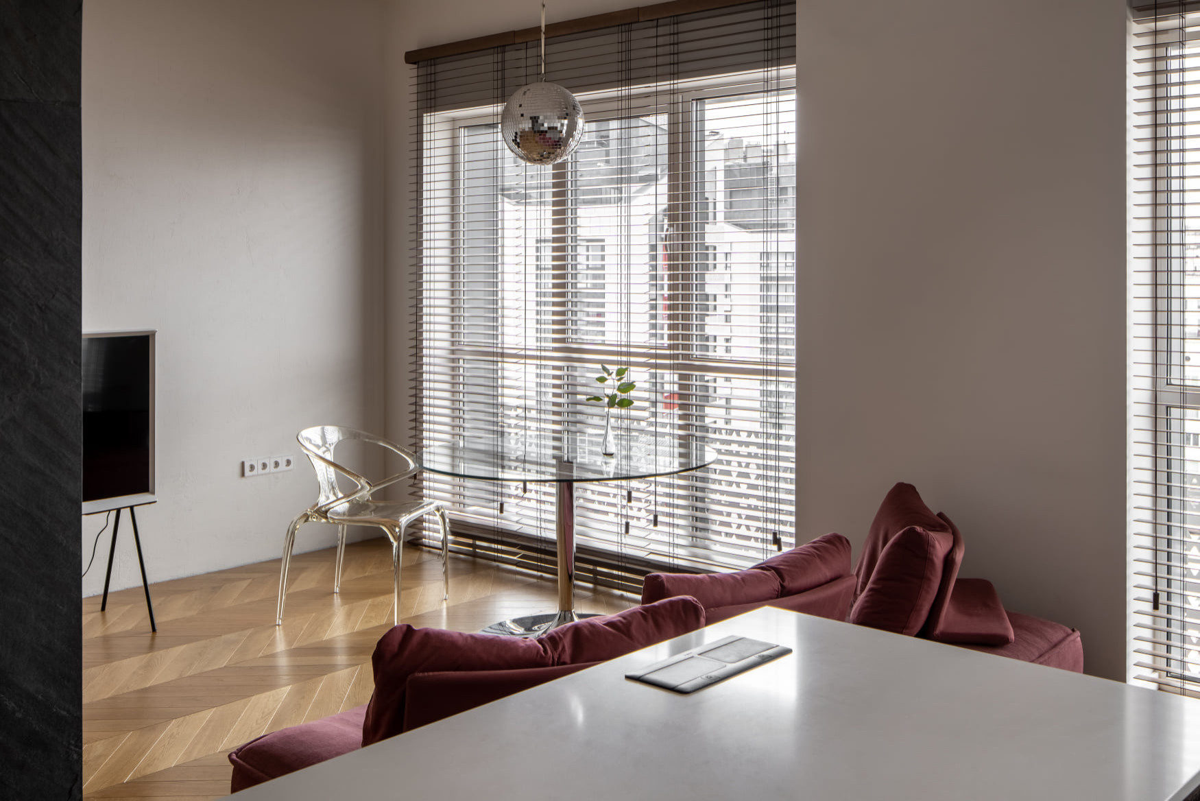 Houzz Украина: Двухуровневая квартира с латунным шкафом