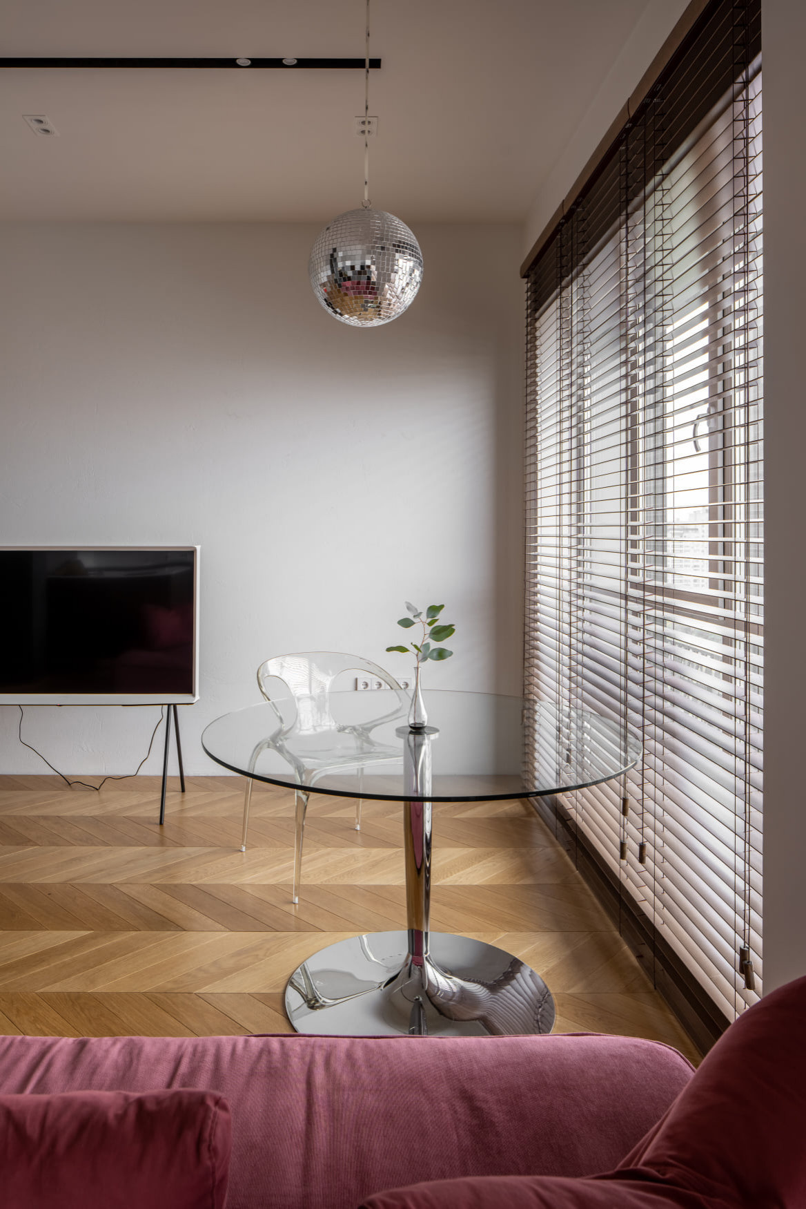 Houzz Украина: Двухуровневая квартира с латунным шкафом