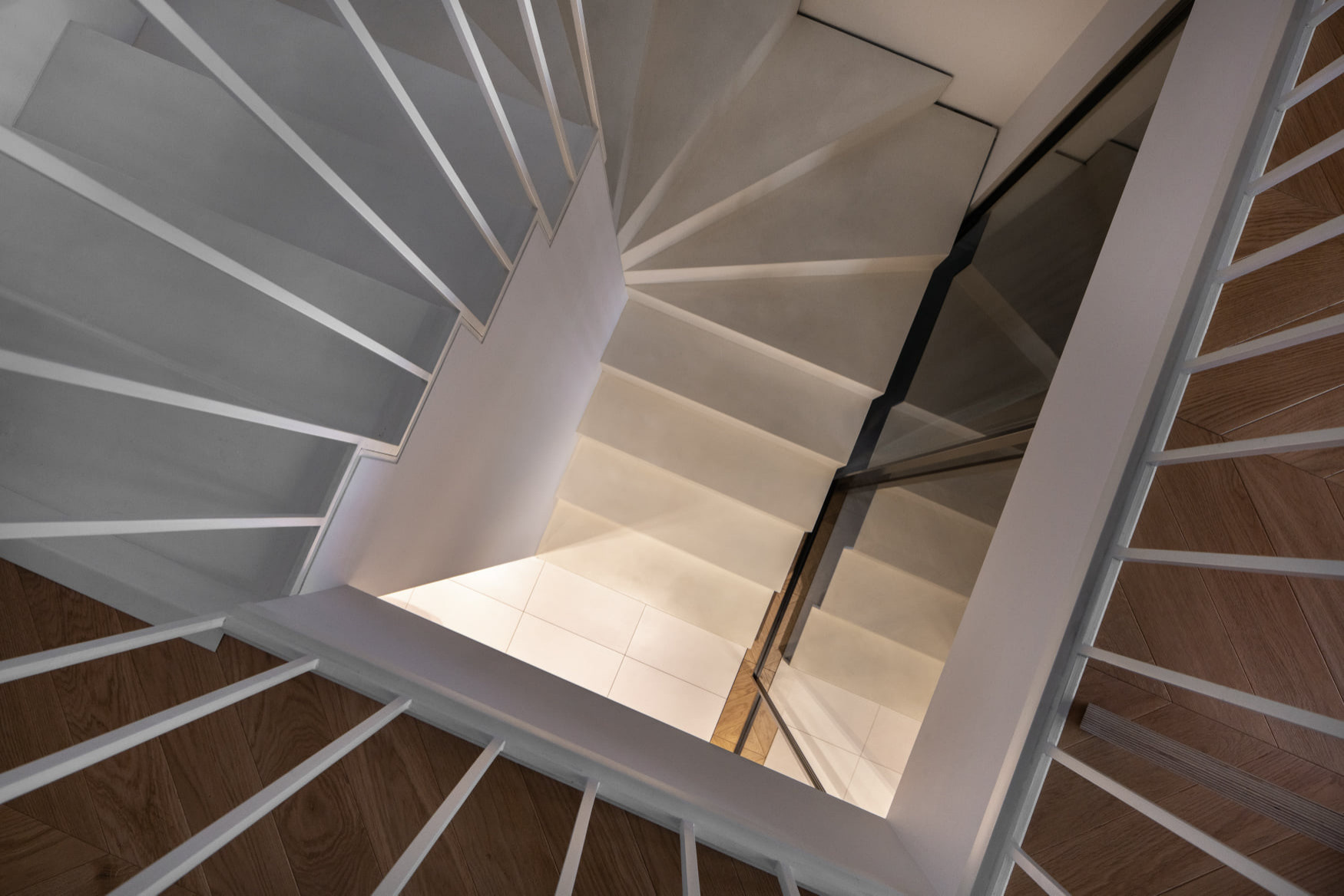 Houzz Украина: Двухуровневая квартира с латунным шкафом