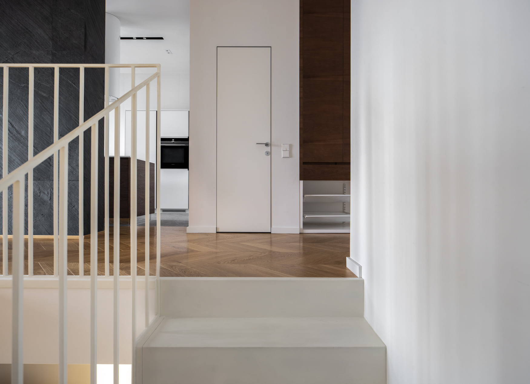 Houzz Украина: Двухуровневая квартира с латунным шкафом