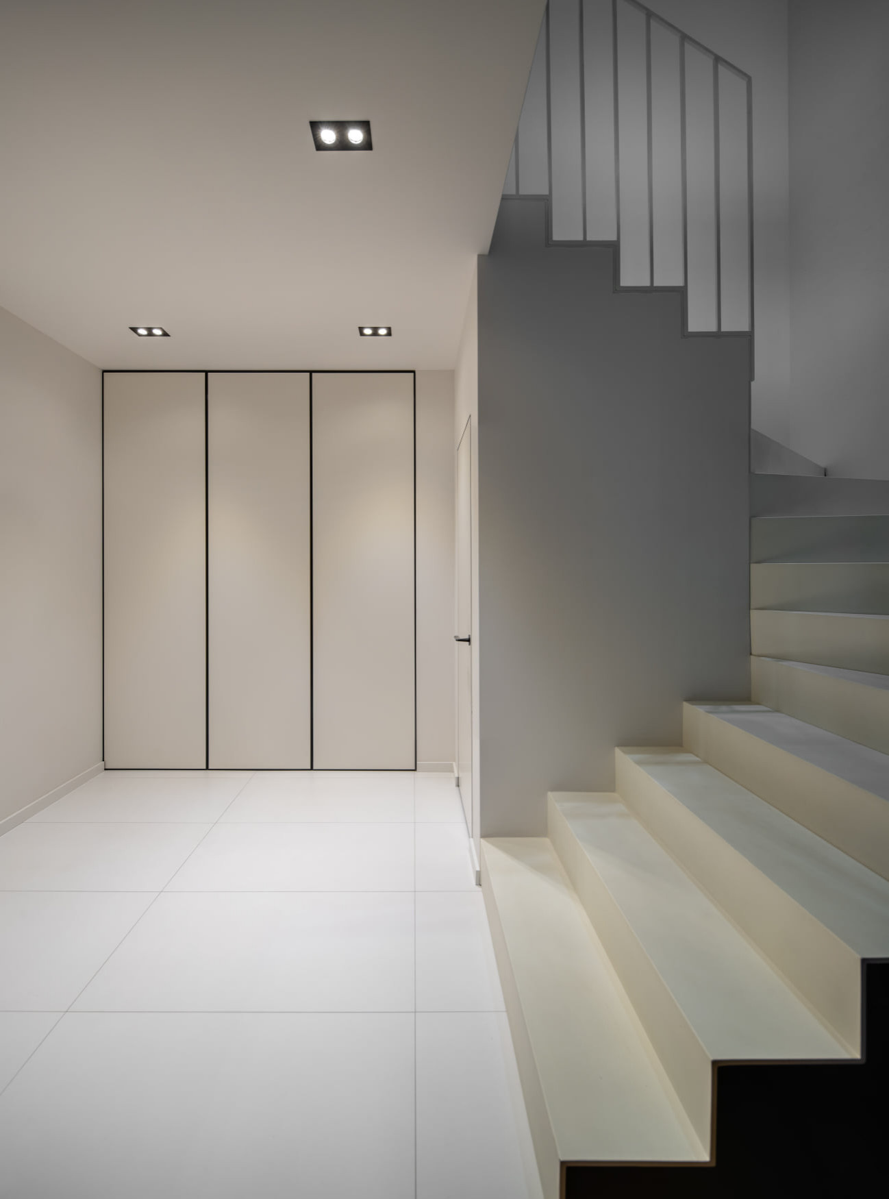 Houzz Украина: Двухуровневая квартира с латунным шкафом