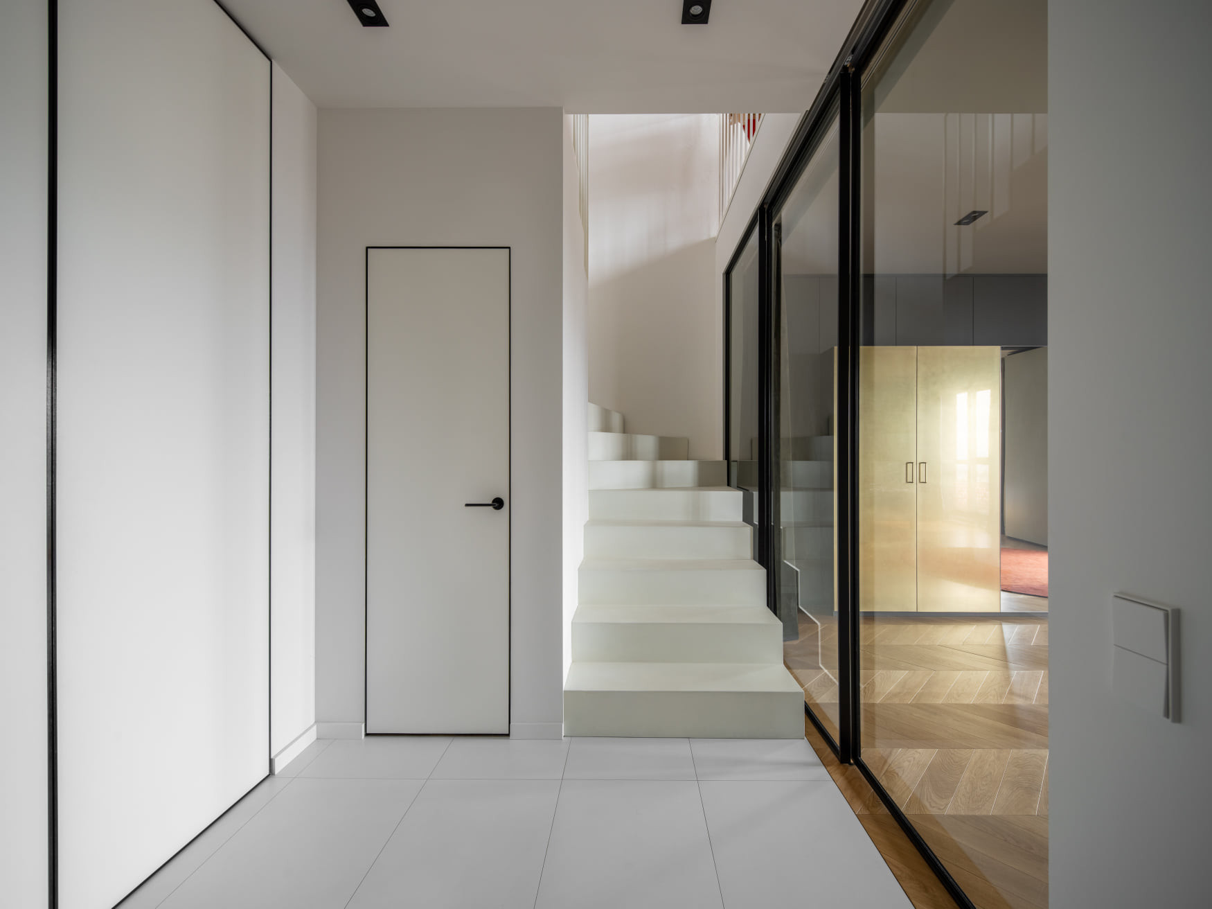 Houzz Украина: Двухуровневая квартира с латунным шкафом