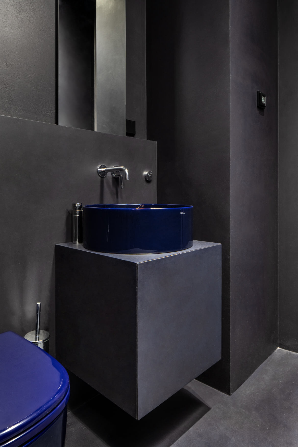 Houzz Украина: Двухуровневая квартира с латунным шкафом