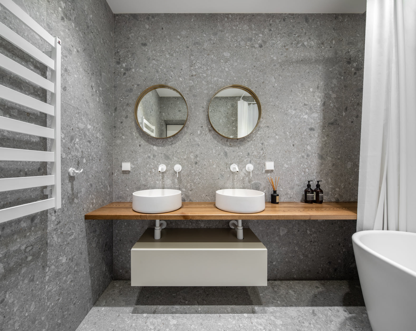 Houzz Украина: Двухуровневая квартира с латунным шкафом