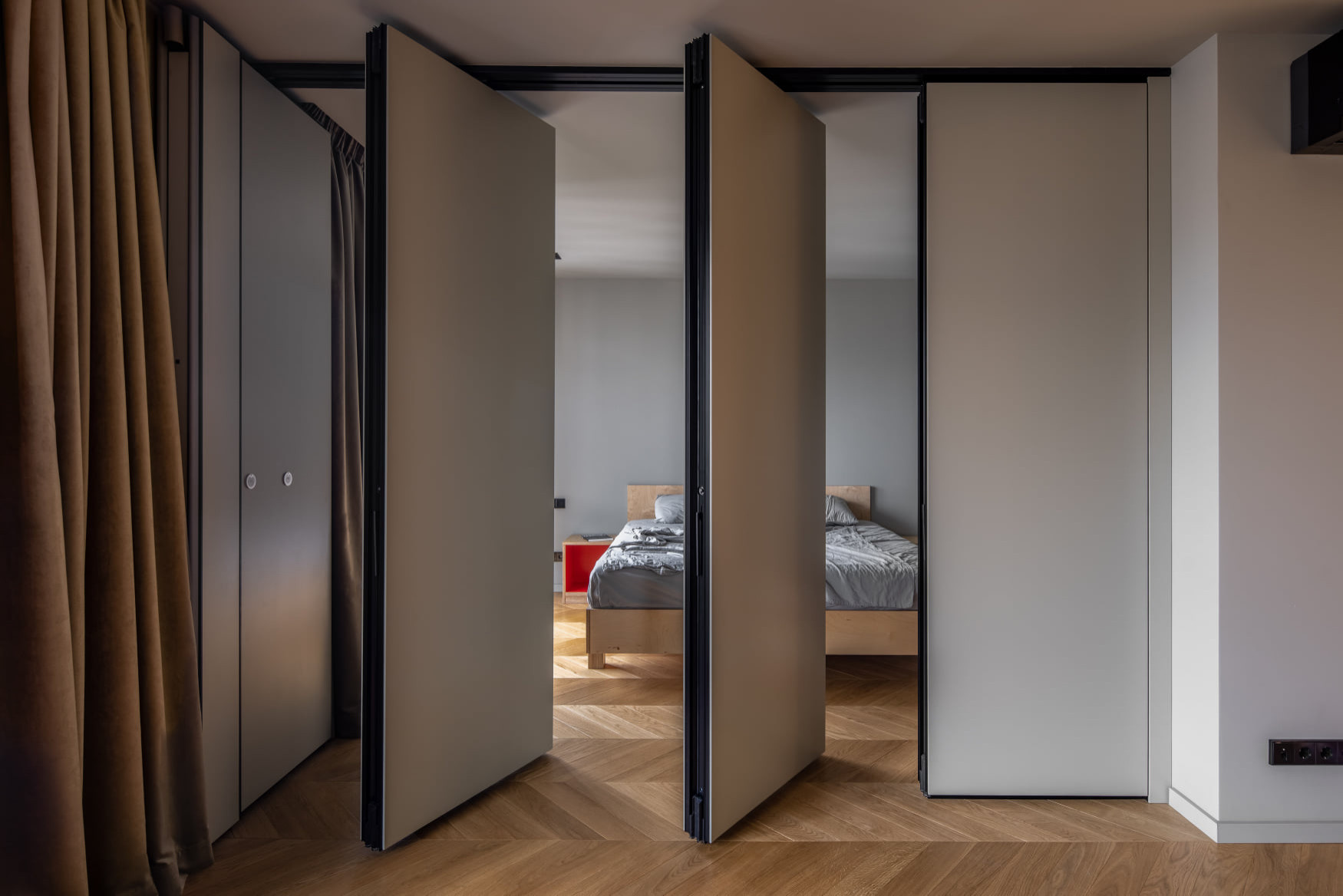 Houzz Украина: Двухуровневая квартира с латунным шкафом