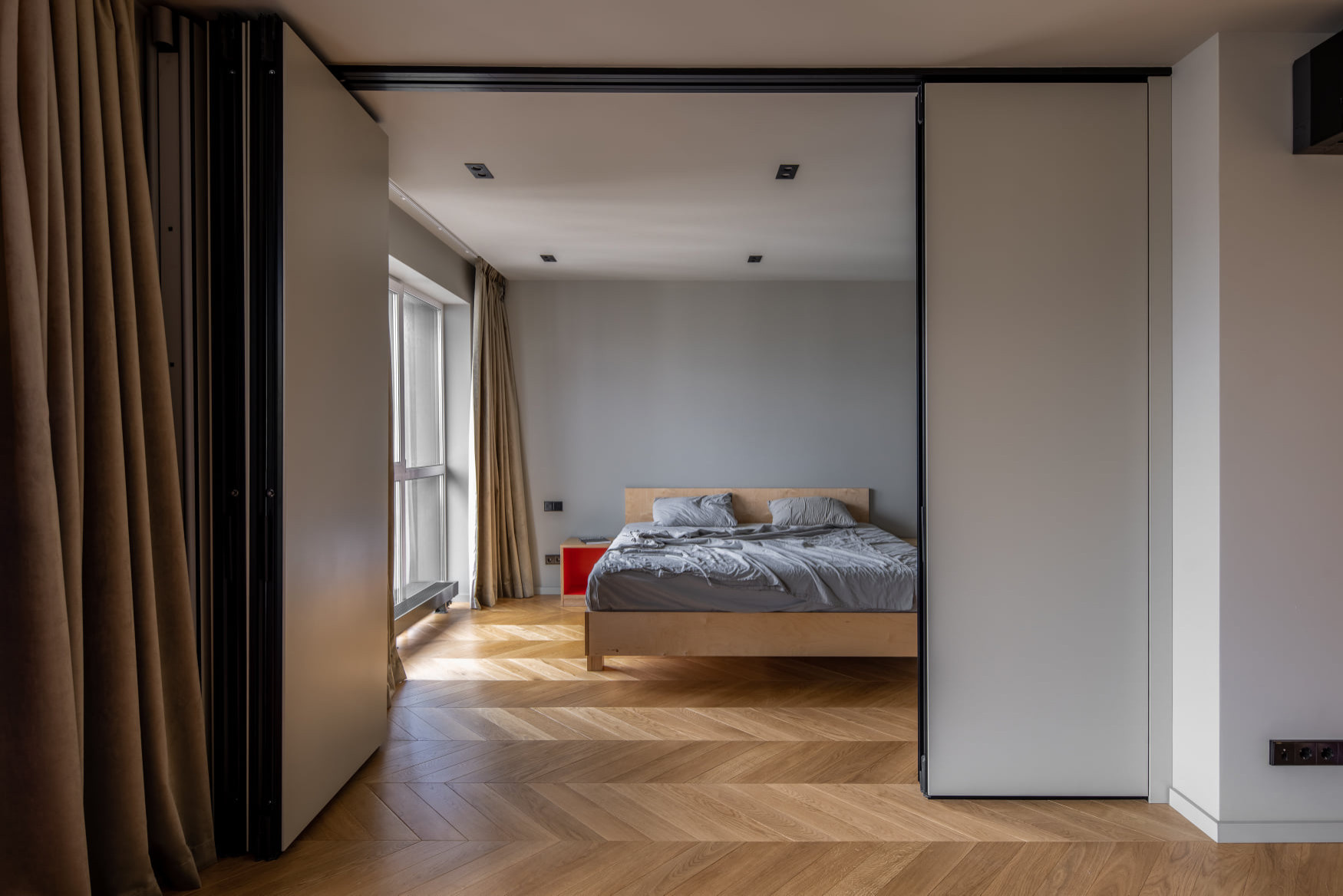 Houzz Украина: Двухуровневая квартира с латунным шкафом