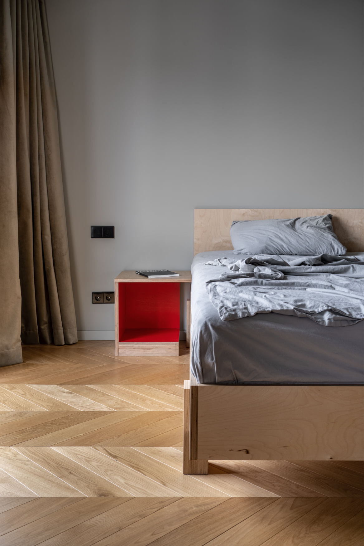 Houzz Украина: Двухуровневая квартира с латунным шкафом