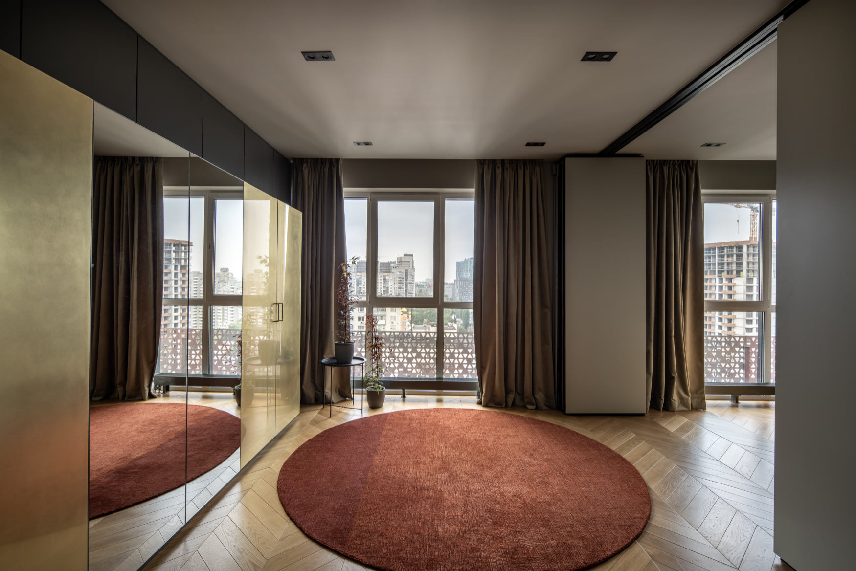 Houzz Украина: Двухуровневая квартира с латунным шкафом