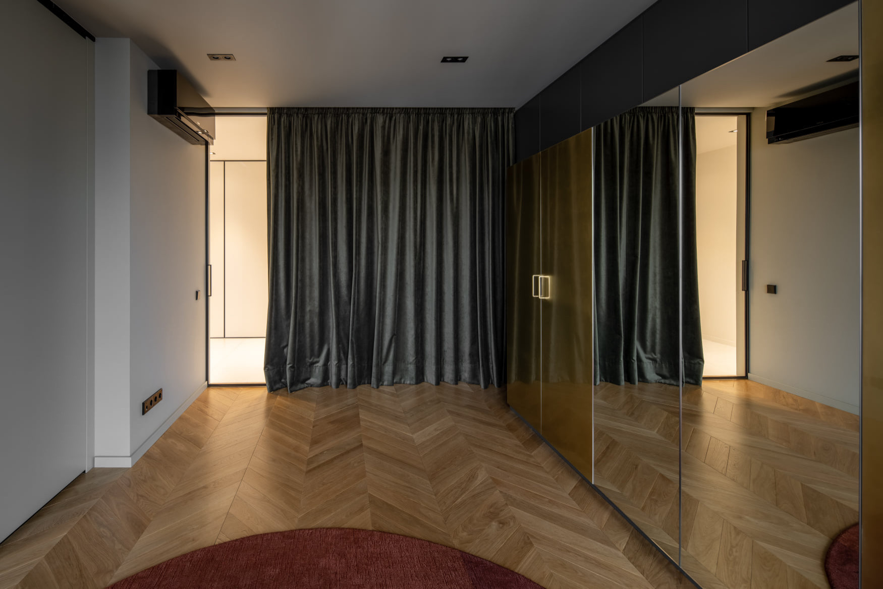 Houzz Украина: Двухуровневая квартира с латунным шкафом