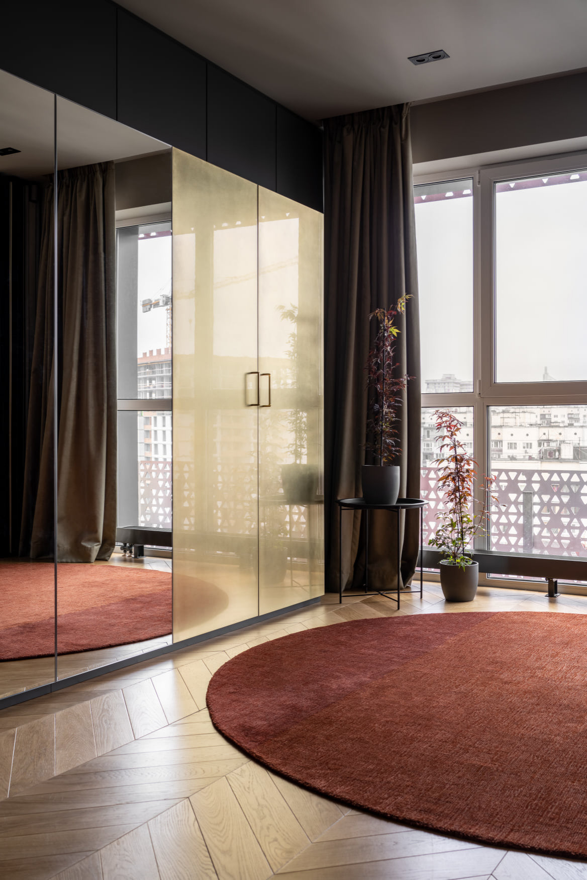 Houzz Украина: Двухуровневая квартира с латунным шкафом