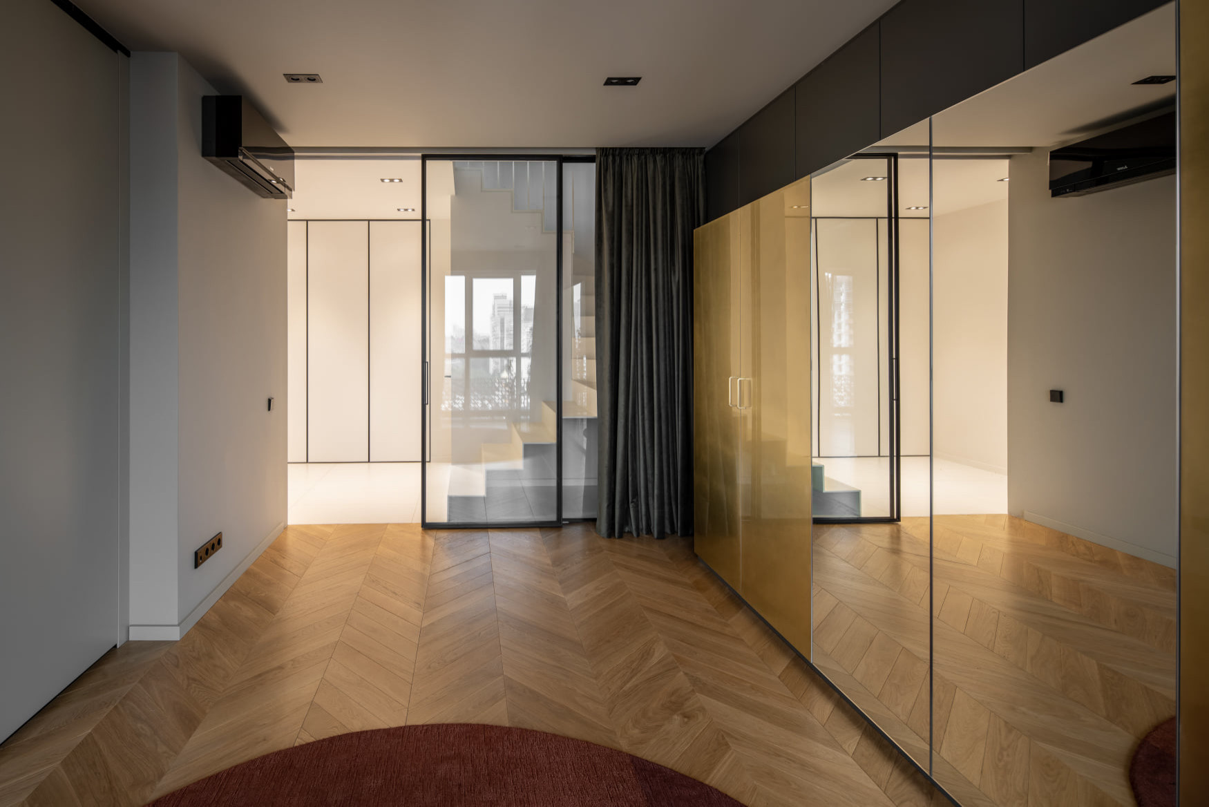 Houzz Украина: Двухуровневая квартира с латунным шкафом