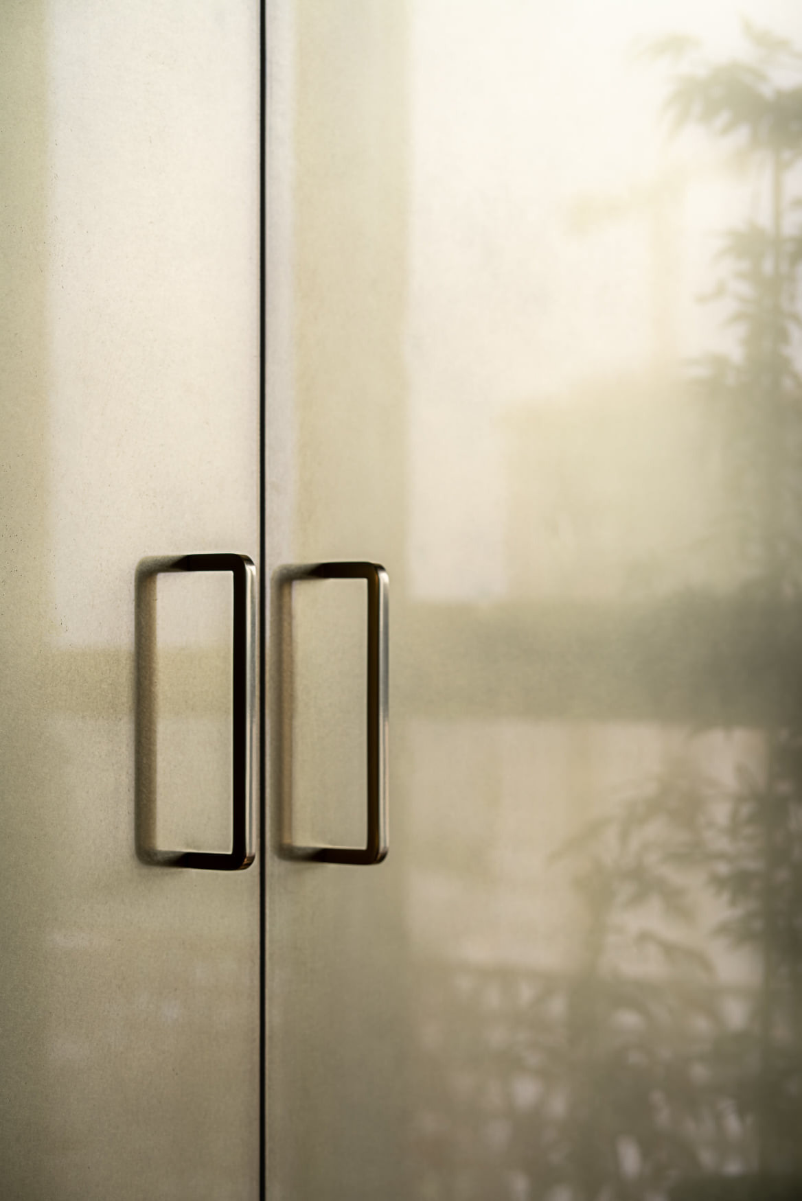 Houzz Украина: Двухуровневая квартира с латунным шкафом