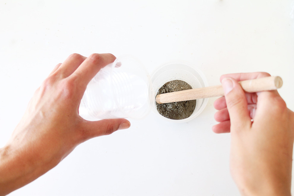 Своими руками: Делаем вазы из стакана и цемента