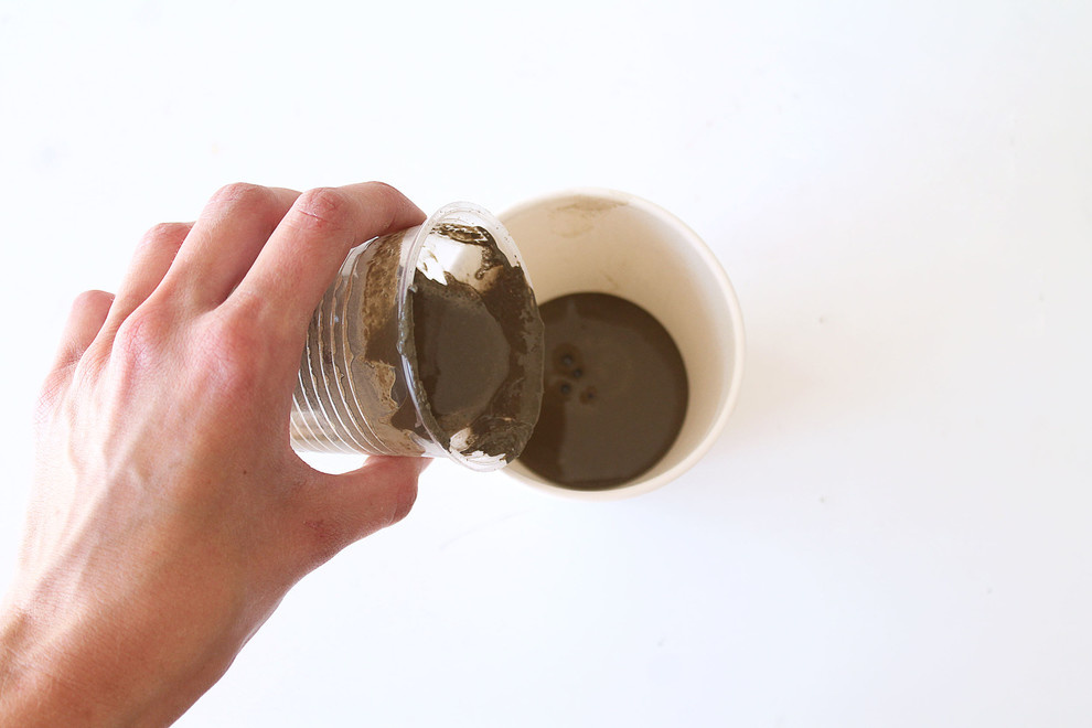 Своими руками: Делаем вазы из стакана и цемента