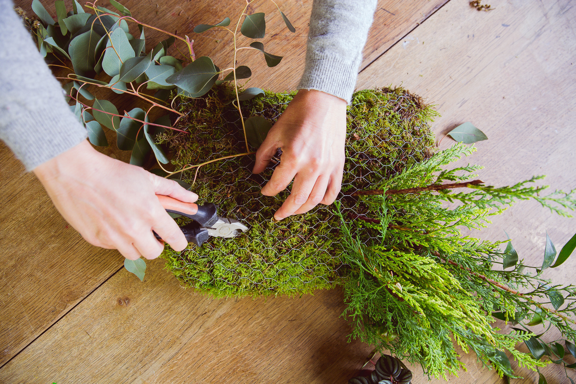 Своими руками: Композиция изо мха и цветов