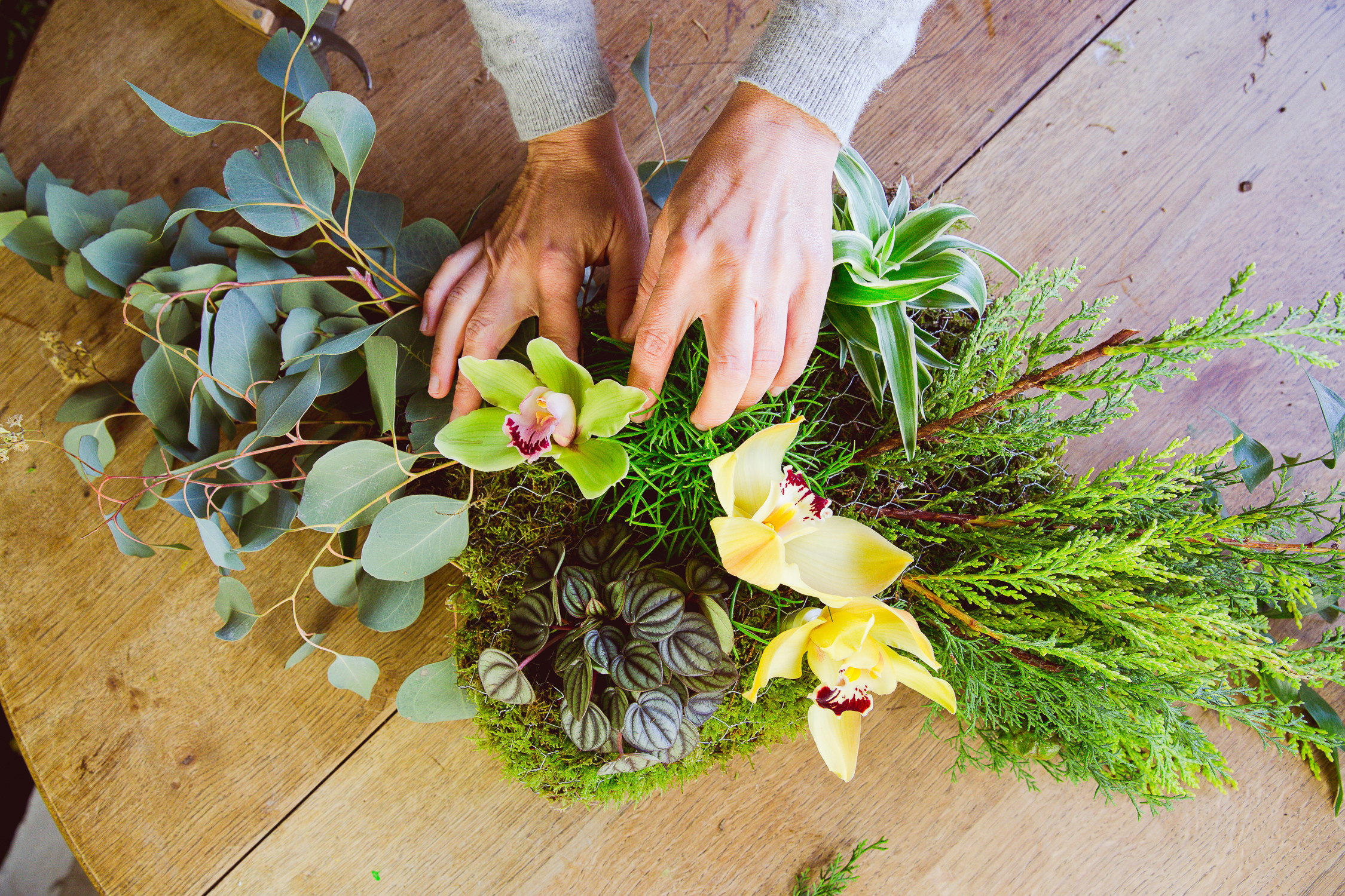 Своими руками: Композиция изо мха и цветов