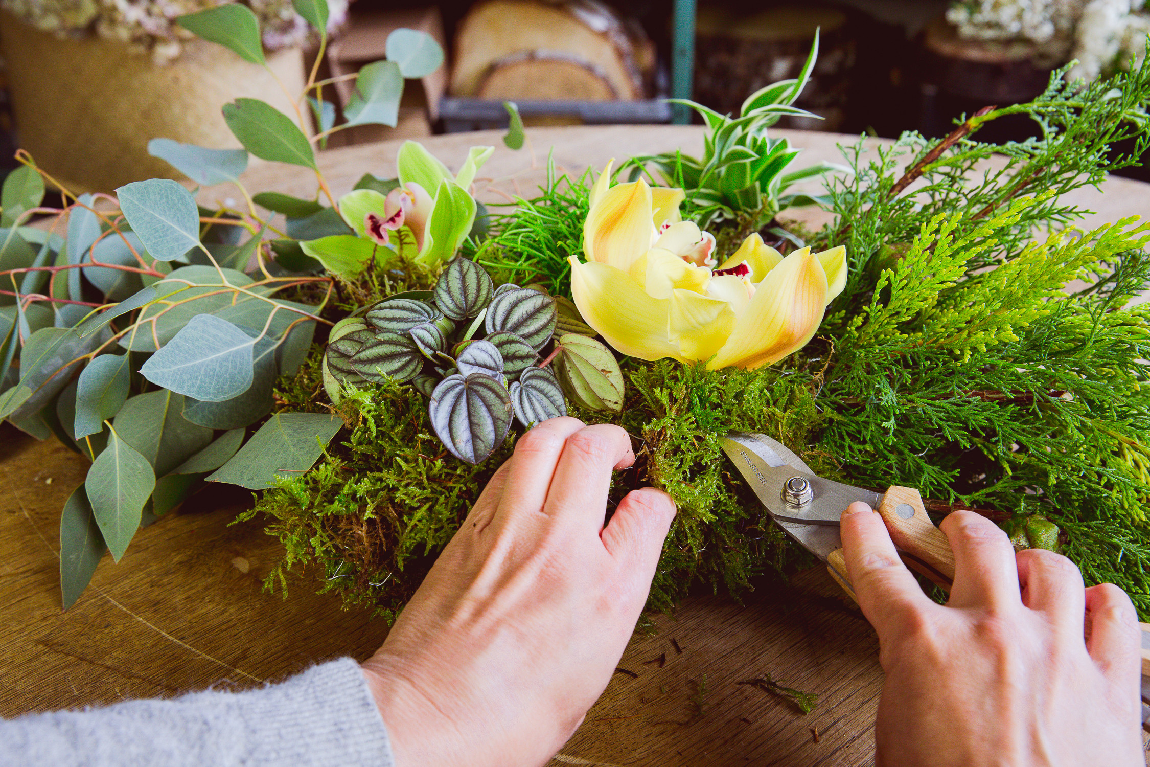 Своими руками: Композиция изо мха и цветов