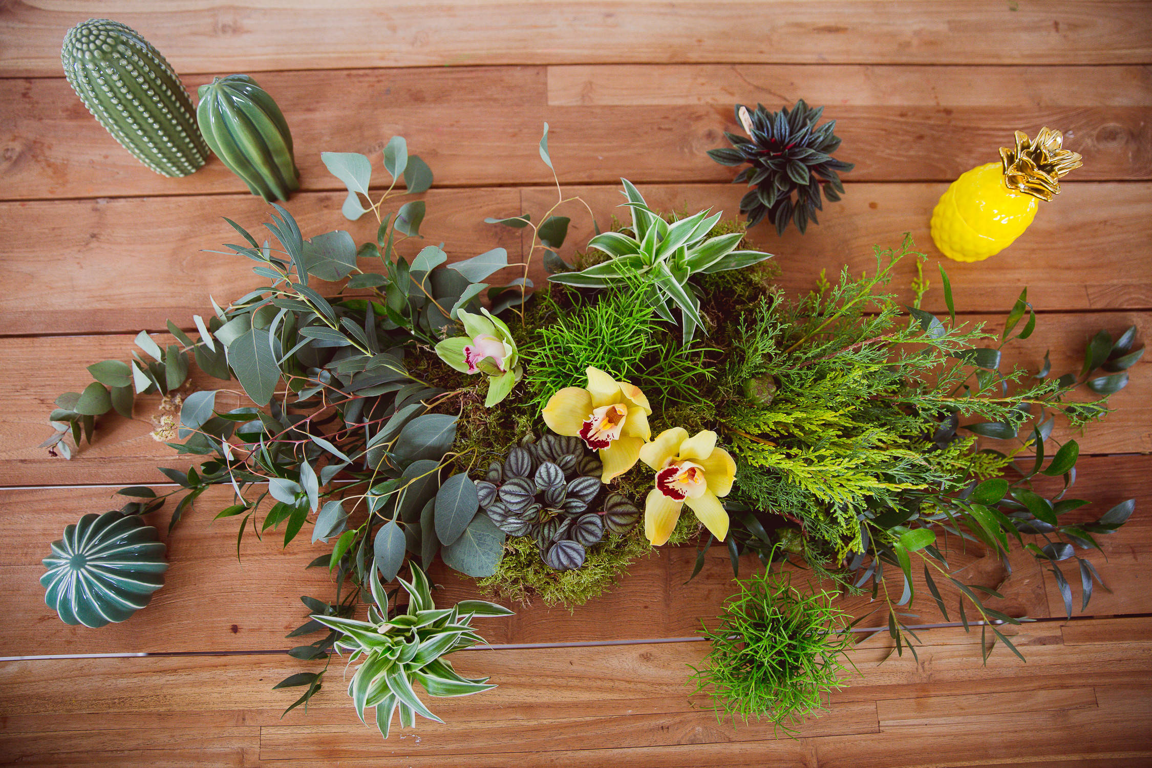 Своими руками: Композиция изо мха и цветов